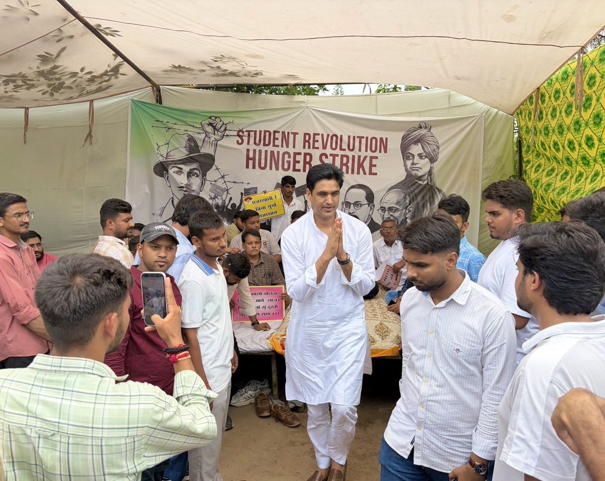 DrVikasAjmer's tweet photo. राजस्थान विश्वविद्यालय में छात्रसंघ चुनाव बहाल करने तथा राजस्थानी भाषा का नियमित विभाग स्थापित करने की मांग को लेकर छात्र नेता शुभम रेवाड़ पिछले सात दिनों से आमरण अनश��� पर हैं।

आज धरना स्थल पर पहुँचकर आंदोलनरत विद्यार्थियों का समर्थन किया। यह आंदोलन युवाओं की लोकतांत्रिक भागीदारी, छात्र अधिकारों और राजस्थानी भाषा के सम्मान की सशक्त आवाज़ है।

मैं राज्य सरकार से माँग करता हूँ कि छात्र प्रतिनिधियों से शीघ्र संवाद कर छात्रसंघ चुनाव बहाल करने तथा राजस्थानी भाषा का नियमित विभाग स्थापित करने की दिशा में सकारात्मक और ठोस निर्णय ले।
@RajCMO @RajGovOfficial