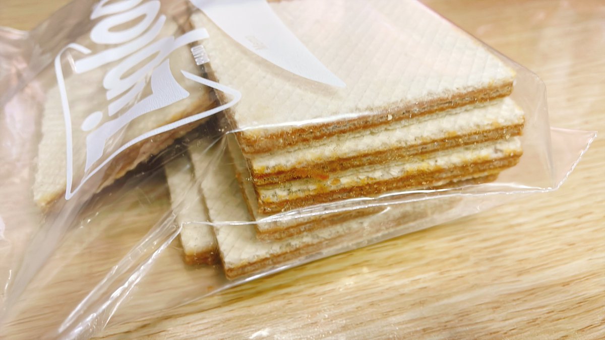Rose_black_01's tweet photo. アイナナウエハースのウエハース。
美味しい。キャラメルぽいね。

#薔薇家Rの休憩時間 https://t.co/k3gLv6tZAZ