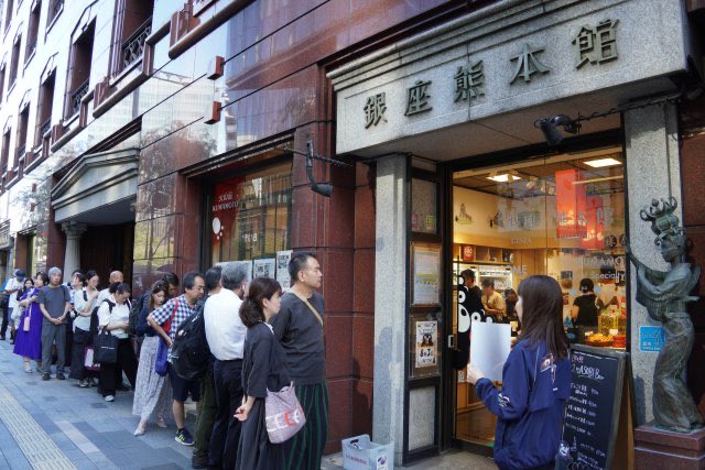 sachimiriho's tweet photo. これも泣きそう
銀座の熊本物産館に長蛇の列
東京も連日猛暑で外に数分といられないくらい暑いのに皆、黙々と長時間並んでる
日本は優しい😢🇯🇵
日本は地震なんかに負けない🎌🤝 https://t.co/Dzm2UDzyXO