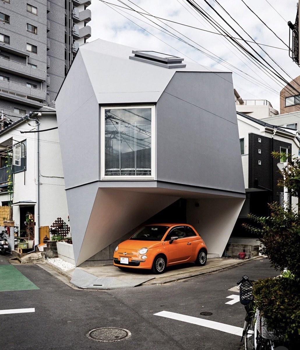 japow__'s tweet photo. 「アーキテクチャ&amp;デザイン」という海外のアカウントで、土地の狭い日本の駐車場の工夫が取り上げられてた🚗 https://t.co/wUmlrj6cWL