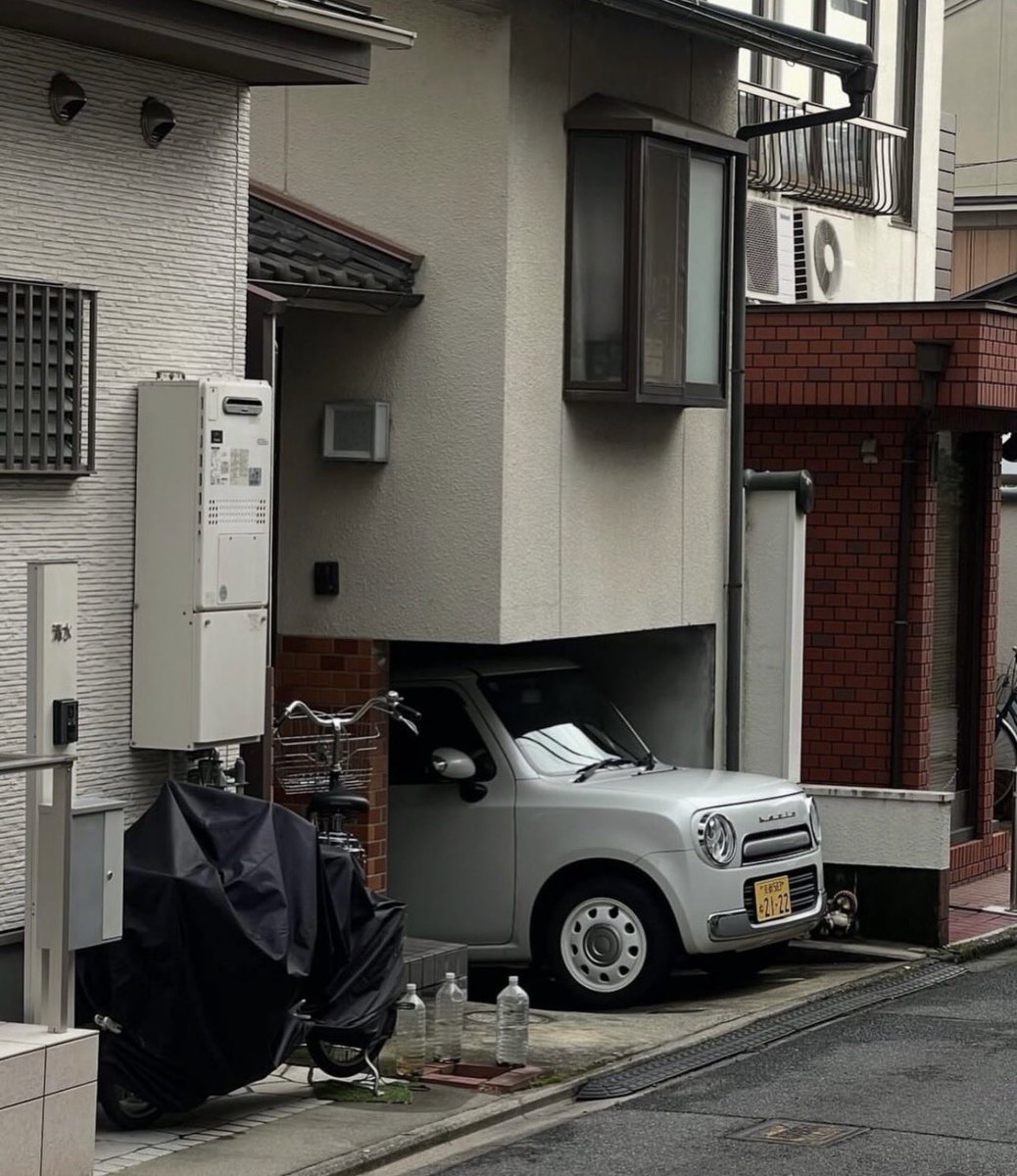 japow__'s tweet photo. 「アーキテクチャ&amp;デザイン」という海外のアカウントで、土地の狭い日本の駐車場の工夫が取り上げられてた🚗 https://t.co/wUmlrj6cWL