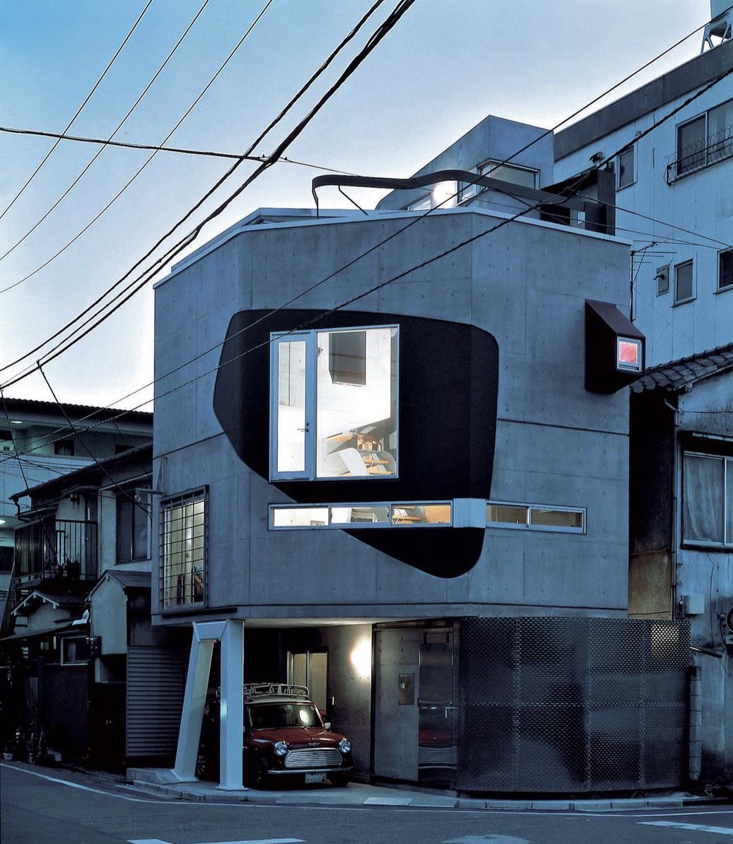 japow__'s tweet photo. 「アーキテクチャ&amp;デザイン」という海外のアカウントで、土地の狭い日本の駐車場の工夫が取り上げられてた🚗 https://t.co/wUmlrj6cWL