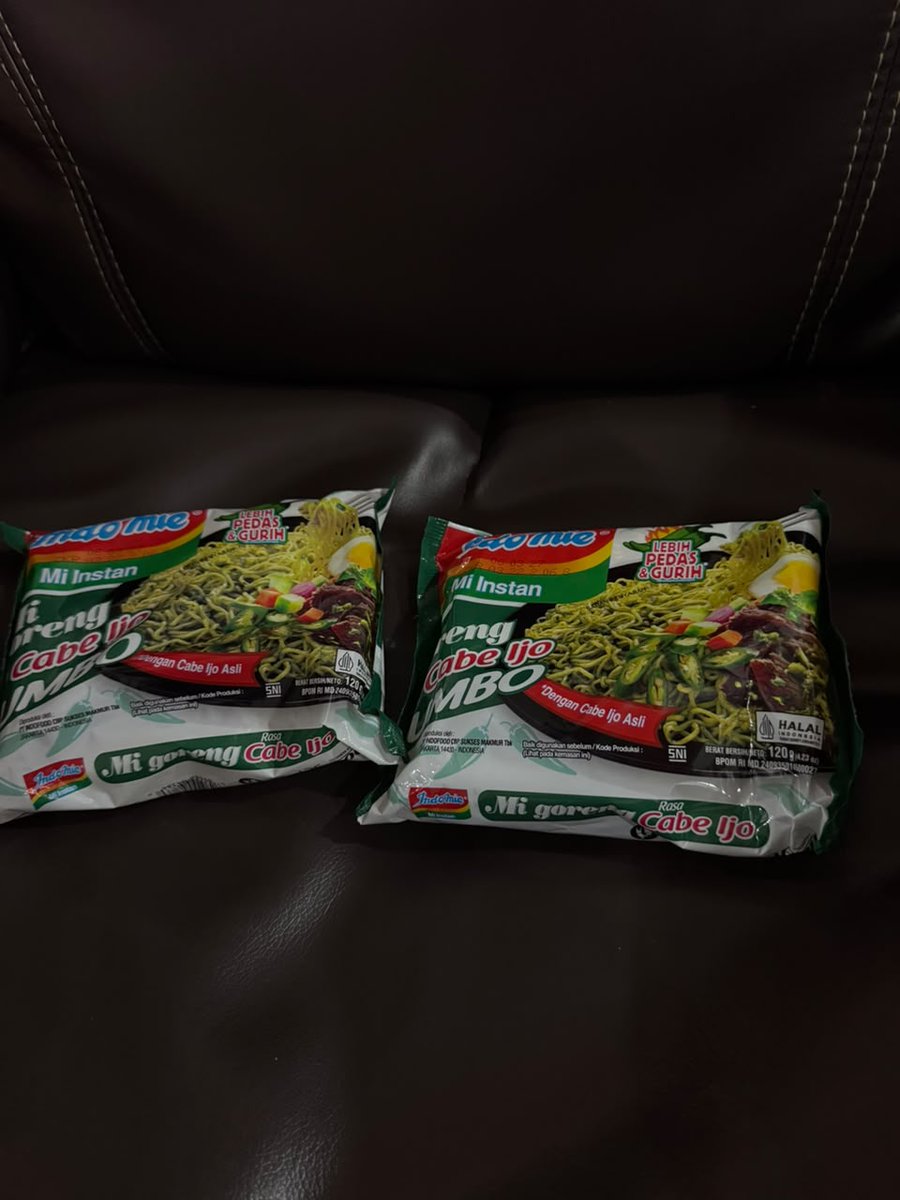 LuviaArin's tweet photo. Suasana sore yg mendung pas banget ditemenin sepiring indomie cabe ijo hangat. Cukup bantu balikin semangat stlh seharian beraktivitas. https://t.co/cPM0gb5zTB