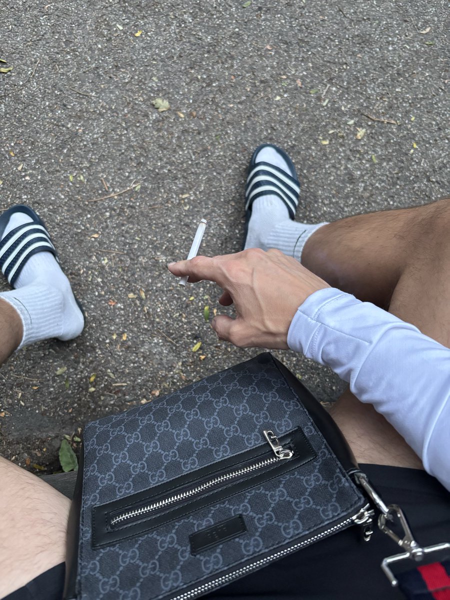 AlphaCarlos_'s tweet photo. Goodmorning subs 🚬🤑 #findom #feet #socks https://t.co/HtayJHK0CD