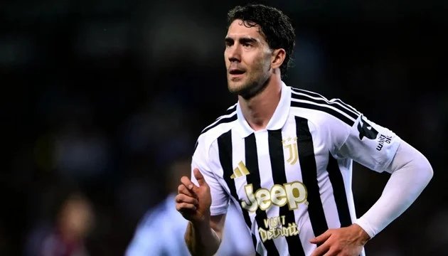andrean_u's tweet photo. Drama transfer Dusan Vlahovic ke Manchester United terancam mandek gara-gara masalah gaji! 

Berstatus sebagai pemain bebas transfer setelah berpisah dengan Juventus, sang striker ternyata menuntut bayaran £130.000 per minggu. Manajemen MU menilai angka ini di luar batas wajar untuk pemain yang posisinya belum dijamin sebagai starter. Apalagi, secara statistik, performa Vlahovic menurun drastis dengan hanya menyumbang 10 gol dari 23 penampilan di musim terakhirnya. Ini jauh berbeda saat ia baru tiba di Turin dari Fiorentina seharga €70 juta.

Apakah keputusan MU untuk menolak tuntutan gaji tinggi ini sudah tepat untuk menghindari kerugian finansial, atau mereka seharusnya lebih berani ambil risiko demi striker sekelas Vlahovic?