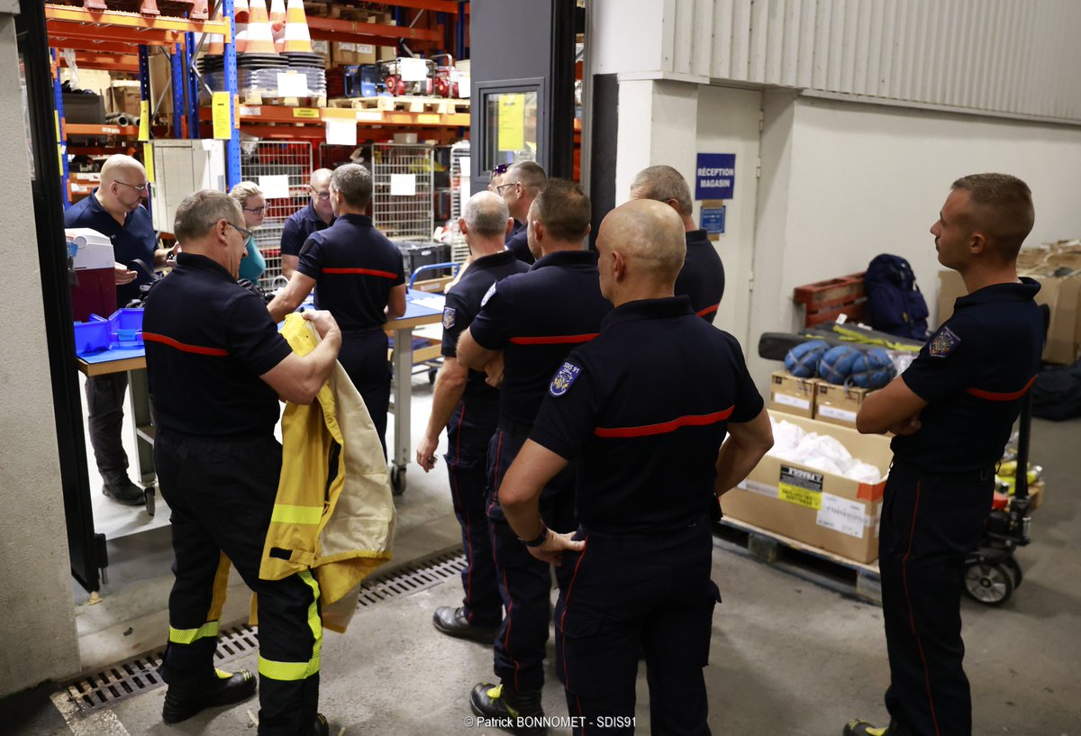 sdis91's tweet photo. 🚒 #Renforts | Le SDIS de l'Essonne poursuit sa mobilisation dans le Sud-Ouest. Ce matin, 50 personnels sont partis relever les équipes déjà engagées : 32 vers le @SDIS40  et 18 vers le SDIS 33. Merci à tous les personnels mobilisés, sur le terrain comme en soutien logistique👏 https://t.co/1TU1y2SCjr
