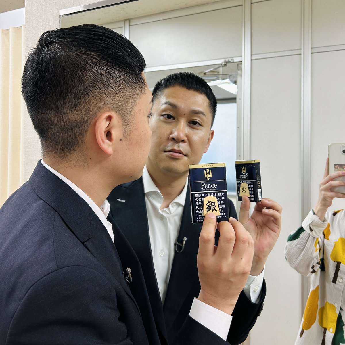 akaminesouri's tweet photo. 『お笑いバトル！ピン・ツー・スリー』収録の合間

ドンデコルテ渡辺さんに誕生日プレゼントを渡しました　誕生日は8/2 https://t.co/QjuW0NYJob