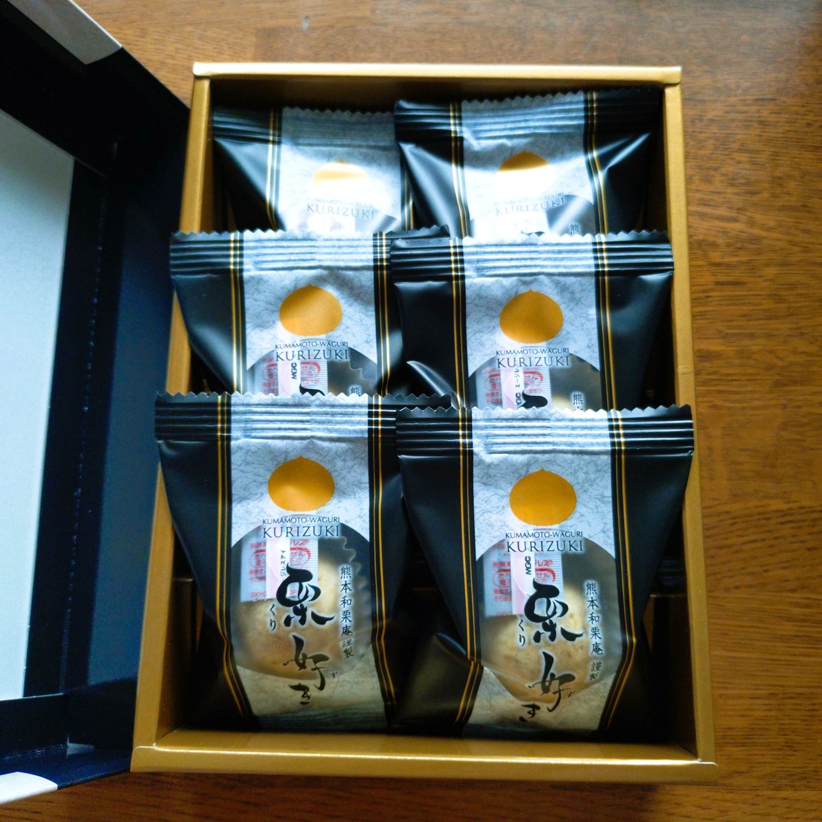 snakmama's tweet photo. なにか私に出来ることと思って、九州物産展で熊本の栗菓子買ってきた
たくさん買って友達にもおすそ分け https://t.co/lrYLpVqhJF