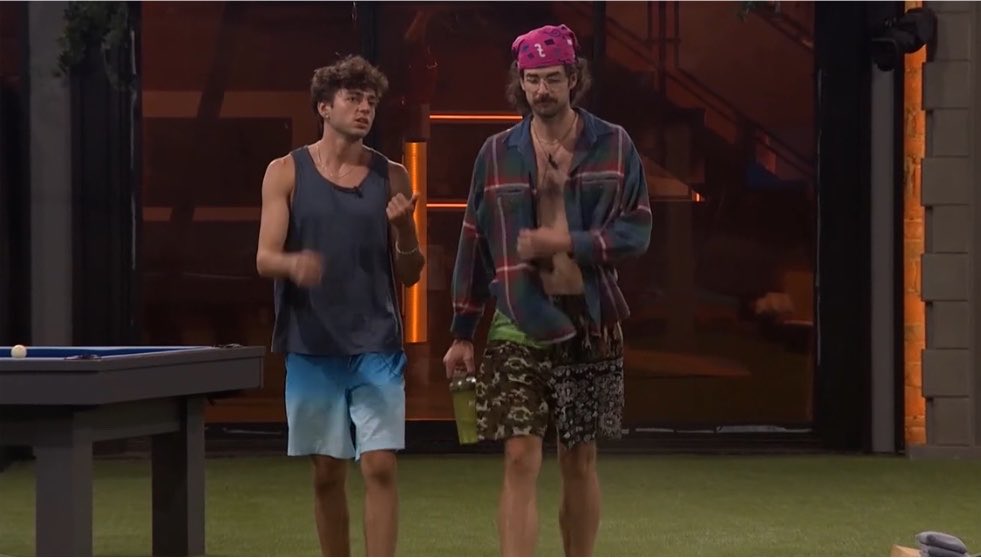 TheBigBroTea's tweet photo. Oh sh*t. Drew and Barrett are agreeing that it is better long term to just evict Mallory. #bb28 https://t.co/RWMo2HsnYK