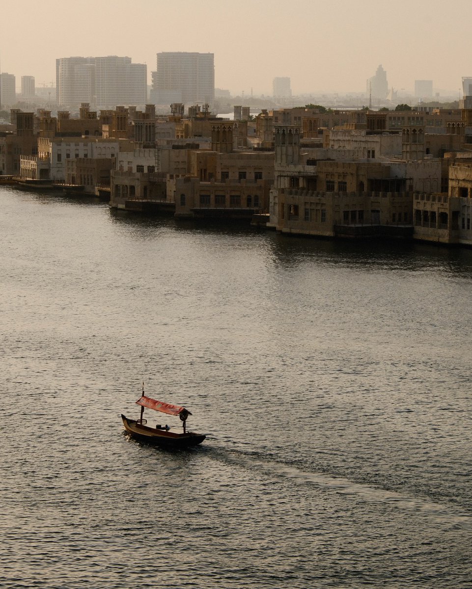 VisitDubai_DE's tweet photo. Eine traditionelle Abra und der Dubai Creek gehören einfach zusammen. ✨

Der Dubai Creek erzählt die Geschichte der Stadt und verbindet die historischen Viertel Bur Dubai und Deira miteinander. 

📸 IG/ a7md3s

#VisitDubai https://t.co/qiecxQN2dn