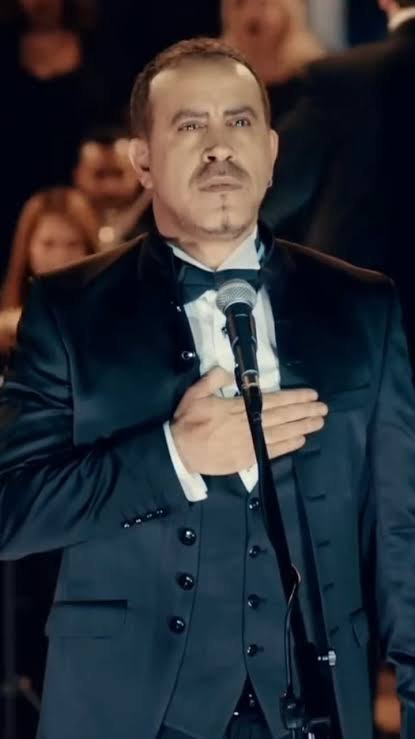 hak_eren_'s tweet photo. Bu ülkenin aydınları(!) olarak adlandırıldılar.

Çünkü halk karanlıkta idi. Karanlıkta olmalarının esas sebebi ise İslâm'a ve O'nun emirlerine olan bağlılıklarıydı.

Onlara göre İslam karanlık ama laiklik aydınlanma idi...

Tesettür irtica ama çıplaklık medeniyet idi...

Haremlik selamlık çağdışı ama gayri İslâmî hayat tarzı modernleşme idi...

Batı kültürünü televizyon, sinema, müzik vs. ile hep bu şekilde aşıladılar. Bizlere öz vatanında parya muamelesi yaptılar.

Ama bir yerde yetki sahibi olunca Haluk Levent veya Erdal Beşikçioğlu gibi güzide bir örneklik dahi sergileyemediler. Mum olup etraflarını ışıtamadılar. 

"Allah, iman edenlerin dostudur. Onları karanlıklardan aydınlığa çıkarır. İnkâr edenlerin velileri ise tâğûttur. (O da) onları aydınlıktan karanlıklara sürükler." [Bakara 257]