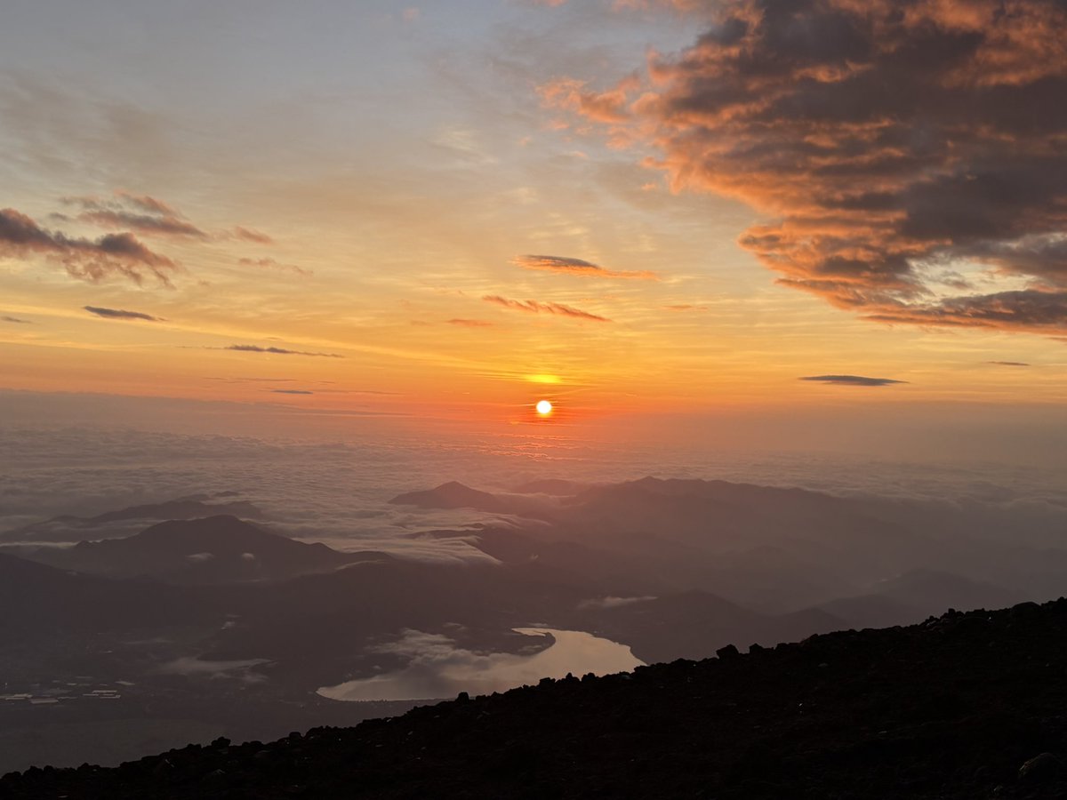 uminmins's tweet photo. 念願の富士山登頂🗻　ヒョウにも打たててアザ出来たけど、朝には晴れてご来光見れました✨ https://t.co/owAiWA5bCm