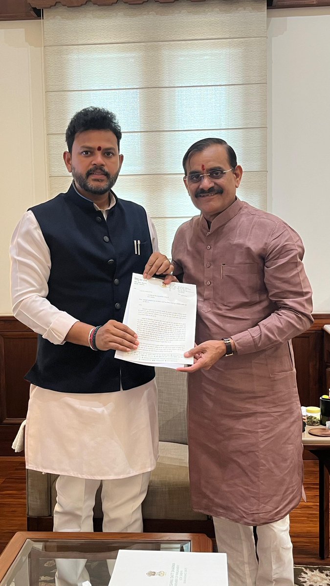 vdsharmabjp's tweet photo. खजुराहो में एयर कानेक्टिविटी को बेहतर करने और प्रमुख शहरों से जोड़ने के विषय में केन्द्रीय नागरिक उड्डयन मंत्री श्री @RamMNK से भेंट की।

#KhajurahoLoksabha https://t.co/M1iFRHbLg0