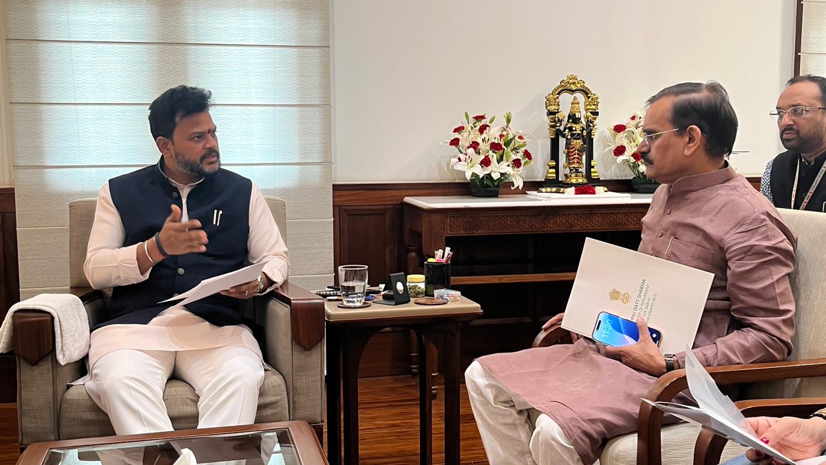 vdsharmabjp's tweet photo. खजुराहो में एयर कानेक्टिविटी को बेहतर करने और प्रमुख शहरों से जोड़ने के विषय में केन्द्रीय नागरिक उड्डयन मंत्री श्री @RamMNK से भेंट की।

#KhajurahoLoksabha https://t.co/M1iFRHbLg0