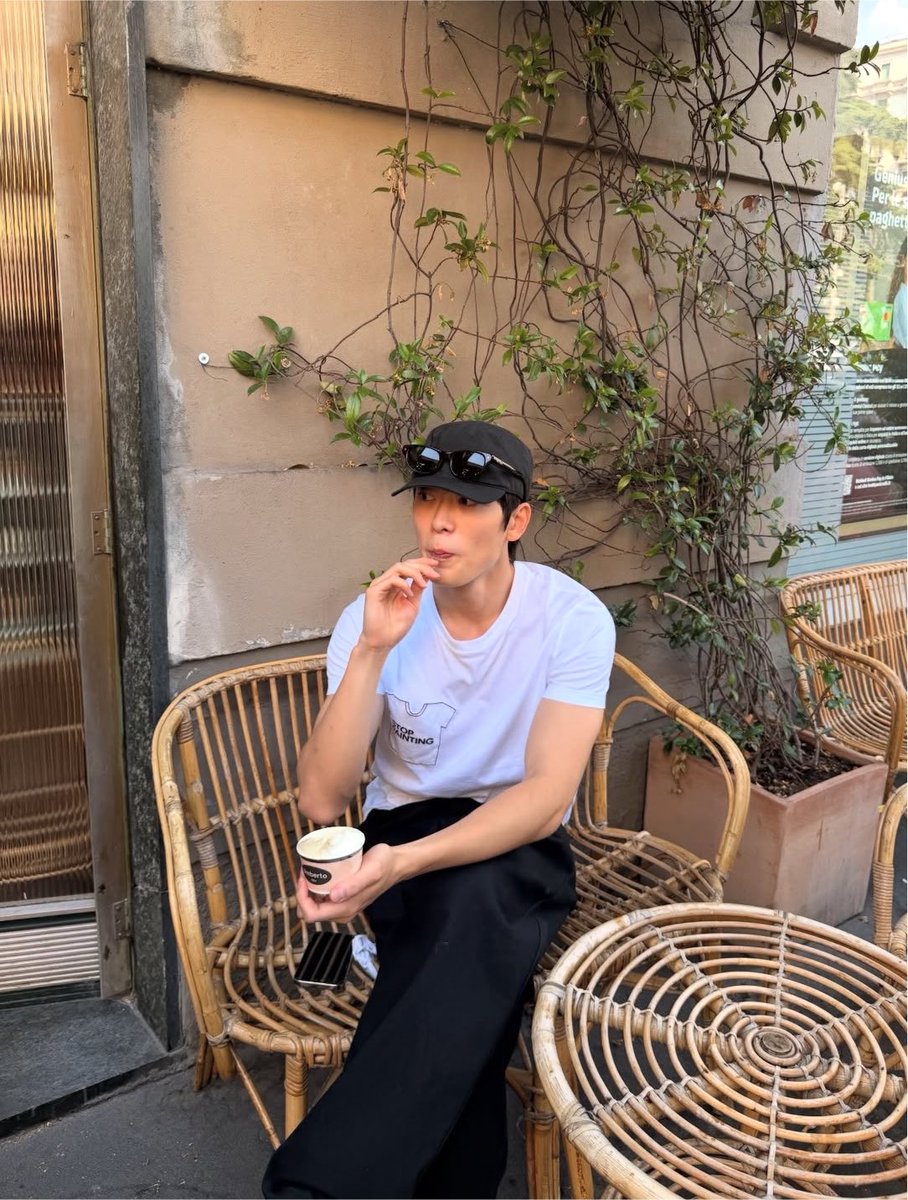 youxcoolkids's tweet photo. ถ่ายรูปที่คาเฟ่ ใส่หมวก คาดแว่นบนหมวก คิดมาหมดแล้ว https://t.co/vRcskvY2K7