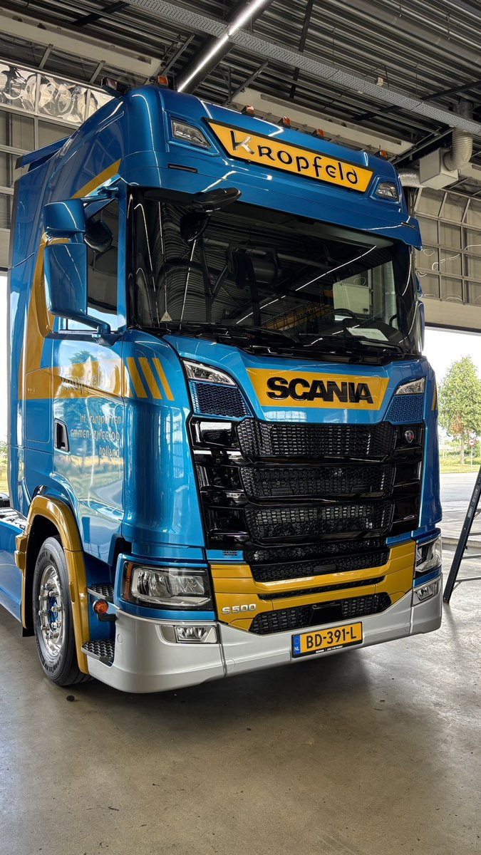 KroonCosmetics's tweet photo. En weer een prachtige Scania van firma kropfeld gepoetst #krooncarcosmetics #transport #scania #protech https://t.co/qZ2nYT7Dow