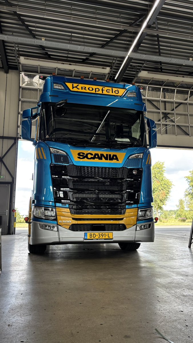 KroonCosmetics's tweet photo. En weer een prachtige Scania van firma kropfeld gepoetst #krooncarcosmetics #transport #scania #protech https://t.co/qZ2nYT7Dow