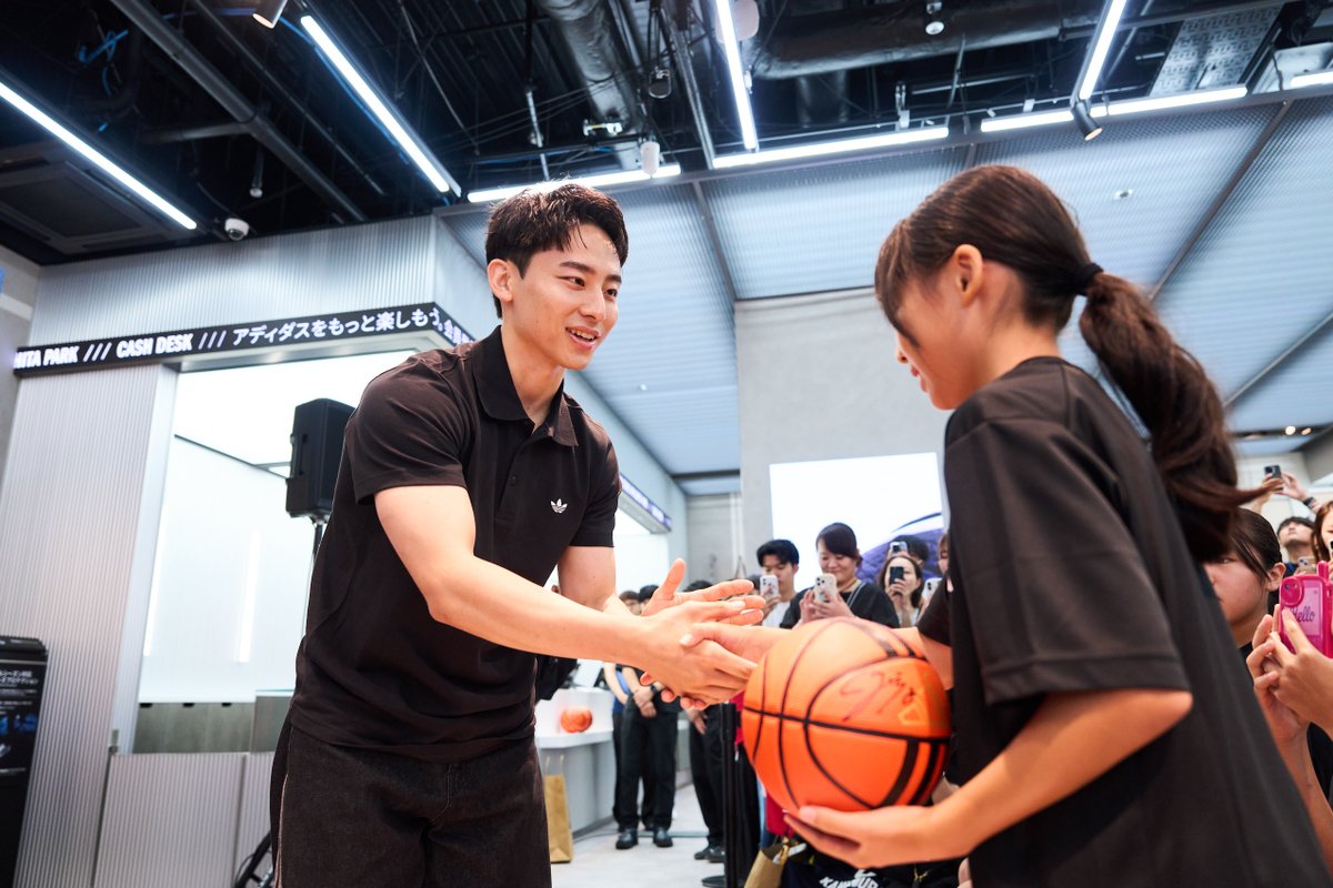 GALLERY2SHIBUYA's tweet photo. アディダスのブランドアンバサダーに就任した #河村勇輝 選手を迎えて開催されたトーク
セッション”MEET YUKI”にGALLERY・2スタッフが参加しました！

契約の決め手となった秘話、今季にかける決意、そして次世代に向けたメッセージが語られました。

@adidasJP 

#adidas #MEETYUKI #GALLERY2 https://t.co/lOvOf0W6fZ