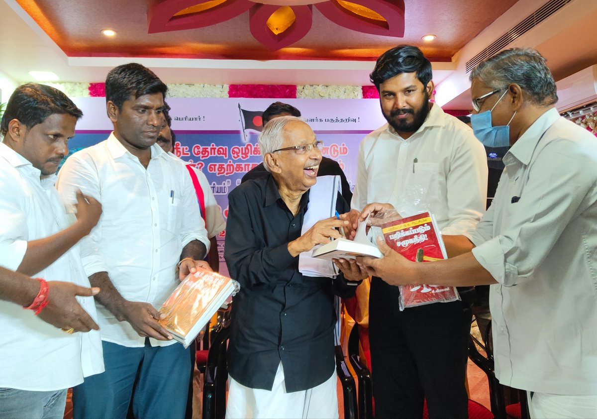 aloor_ShaNavas's tweet photo. திராவிடர் கழகம் நடத்த இருந்த நீட் எதிர்ப்பு பரப்புரை பயணத்திற்கு தடைவிதித்து, பெரியார் திடலில் காவல்துறையை குவித்துள்ளது தவெக அரசு. இது கடும் கண்டனத்திற்கு உரியது.

தி.க.வின் நீட் எதிர்ப்பு பரப்புரை பயணம் என்பது ஏதோ இப்போது மட்டும் திட்டமிடப்பட்ட ஒன்றல்ல. கடந்த 10 ஆண்டுகளில் அதிமுக ஆட்சியின் போதும், திமுக ஆட்சியின் போதும் பலமுறை இப் பரப்புரை நடைபெற்றுள்ளது. ஆசிரியர் கி.வீரமணி அவர்களே தமிழ்நாடு முழுவதும் பயணித்து பரப்புரை செய்துள்ளார். அப்படி நாகப்பட்டினத்தில் நடைபெற்ற நிகழ்ச்சியில் நானும் பங்கேற்றுள்ளேன்.

கடந்த காலங்களில் ஆட்சியில் இருந்த அதிமுகவுக்கும் திமுகவுக்கும் நீட் எதிர்ப்பு எப்படி கொள்கை முடிவோ, அப்படித் தான் இப்போது ஆட்சியில் உள்ள தவெகவுக்கும் நீட் எதிர்ப்பு என்பது கொள்கை முடிவு என்று சொன்னார்கள். அந்தக் கொள்கையை வலியுறுத்தித் தான் தி.க பரப்புரை செய்கிறது. அந்தப் பரப்புரையை அன்று @EPSTamilNadu அவர்களும் @mkstalin அவர்களும் அனுமதித்து இருக்கும் போது, இன்று @TVKVijayHQ மட்டும் தடுப்பது ஏன்?

நீட் விலக்கும், நீட்எதிர்ப்பும் தமிழ்நாட்டின் கொள்கை. அது தவெகவின் கொள்கையா இல்லையா?

(படம்: 2021-இல் நாகையில் நடந்த நீட் எதிர்ப்பு பரப்புரை)