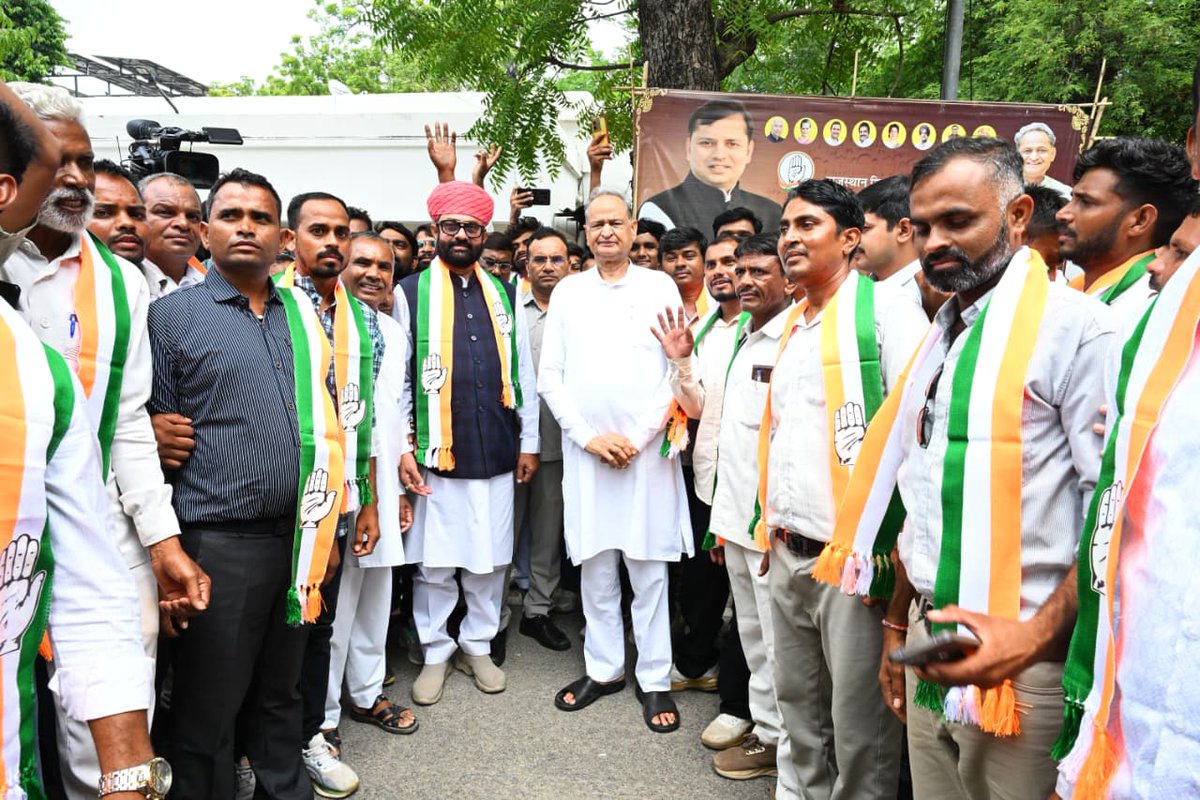 ashokgehlot51's tweet photo. आज सिविल लाइंस, जयपुर आवास पर पूर्व मंत्री श्री महेन्द्रजीत सिंह मालवीय के साथ पधारे आदिवासी समाज के प्रतिनिधिमंडल से मुलाकात कर आत्मीय संवाद किया। 

कांग्रेस और आदिवासी समाज का रिश्ता आजादी की लड़ाई से लेकर आज तक बेहद मजबूत और आत्मीय रहा है। हमारी कांग्रेस सरकार में वनाधिकार अधिनियम का प्रभावी क्रियान्वयन, आदिवासी क्षेत्रों में शिक्षा-स्वास्थ्य सुविधाओं का विस्तार और TSP क्षेत्र के बजट में लगातार वृद्धि इसका प्रमाण है। 

कांग्रेस सदैव आदिवासी समाज के हक और सम्मान के लिए संघर्षरत रही है और आगे भी रहेगी।