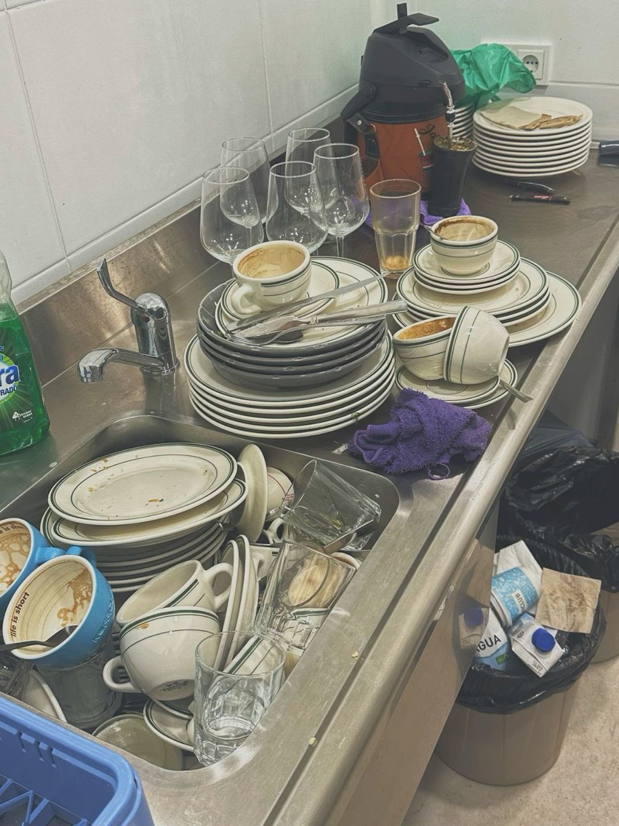 Grachidex's tweet photo. To wash this much

Clothes.                       Or.                       Plates https://t.co/gjmc0h38a1