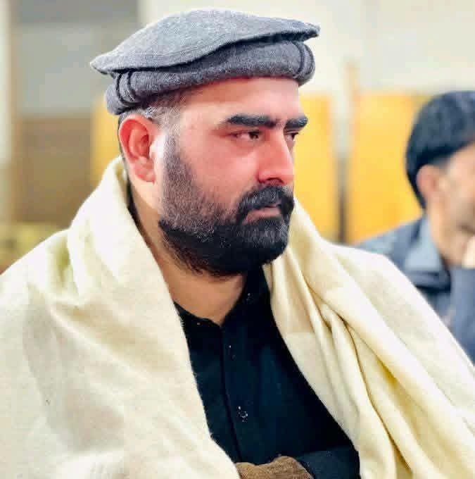 faiza_gulfraz's tweet photo. یہ دنیا کے پہلے "دہشتگرد " ہیں جو سفید جھنڈے تھامے ہوئے ہیں۔۔۔۔یہ پہلے "دہشتگرد " ہیں جو پی ایچ ڈی اسکالرز ہیں، معلم ہیں ، صحافی ہیں، انجنیئرز اور ڈاکٹر ہیں۔یہ پہلے "دہشتگرد " ہیں جنھوں نے 80 لاشیں اٹھا کر بھی ایک بھی سرکاری املاک کو ابھی تک  ہاتھ نہیں لگایا https://t.co/vZZFYxwx3H