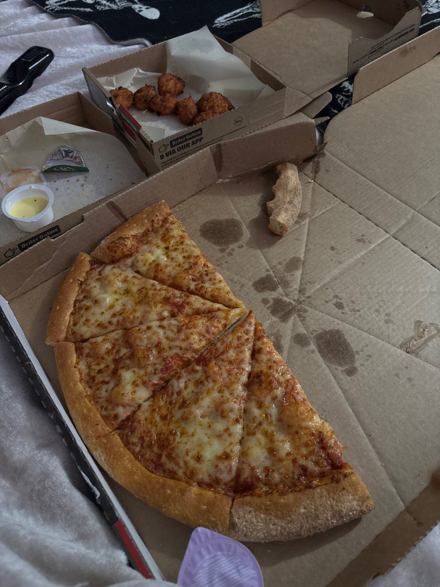 annaWbewLwhite3's tweet photo. love at first bite https://t.co/rB8IlDgO3U