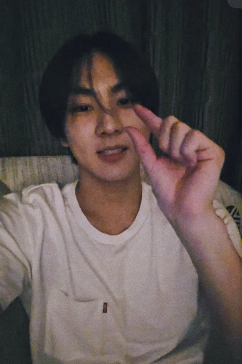 0209coded's tweet photo. clock it jungwon, clock it! 🤏🏼 https://t.co/L4xWhnQFEA
