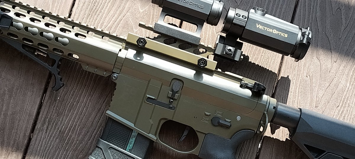 DxBang3D's tweet photo. My #Airsoft #DeltaArmory got a little upgrade.
Parts:
Gate EON Complete V2 Gearbox, Hop Up & G5 Motor
4UANTUM Hop Up
Prometheus 363mm Barrel
Vector Optics Maverick 3 Red Dot & Magnifer
PTS M4 Mags, Pistol Grip, Buttstock
NFM EC NIR Paint OD
Just waiting for some new pins... https://t.co/z1FAdXQAva