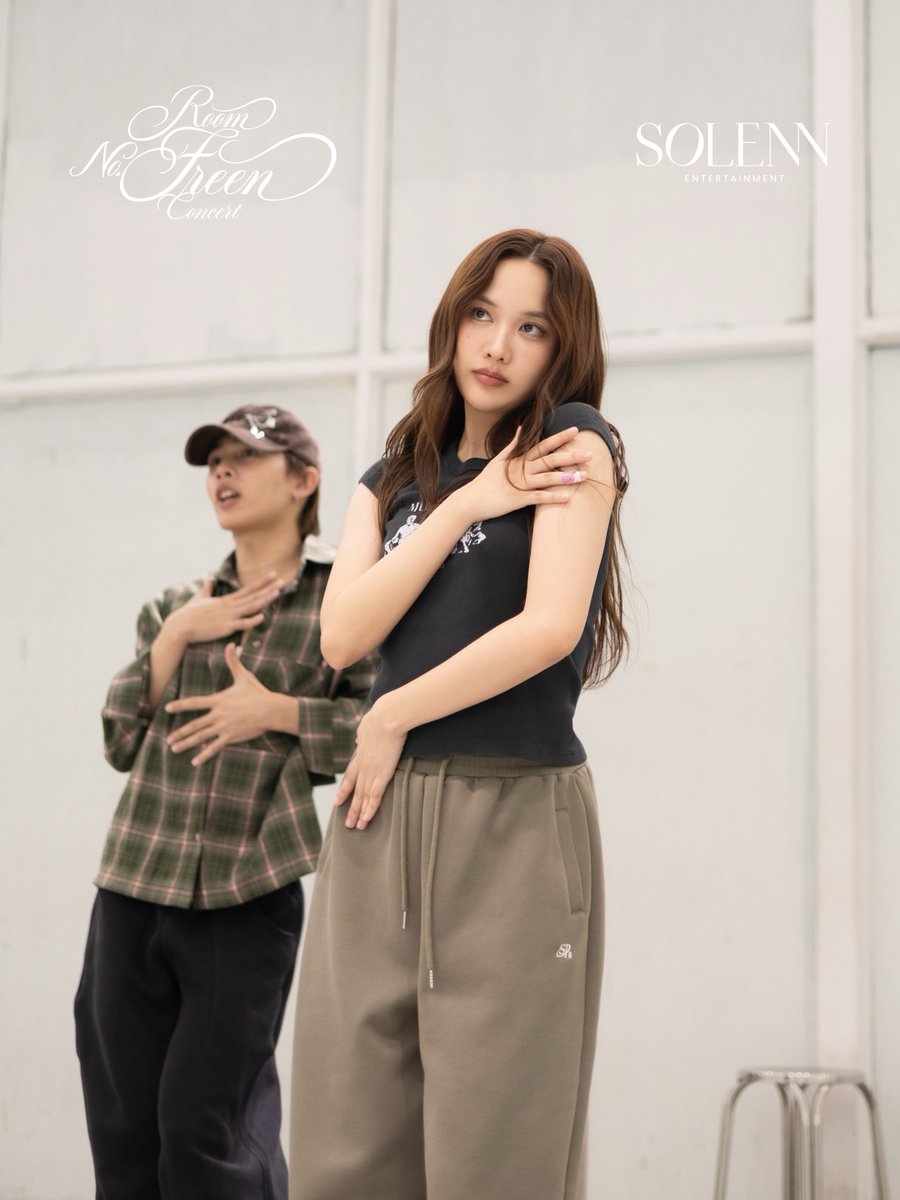 TrendForFB's tweet photo. ซ้อมคอนเสิร์ตอะไรคะนี่ฟรีน ถ้ามาแบบนี้ ใครจะไปต้านทานไหวคะ 🫠🫠🤏🏻

#RoomNumberFreen
#InTheFreenRoom
#solennEntertainment #srchafreen https://t.co/vpZar0voQL