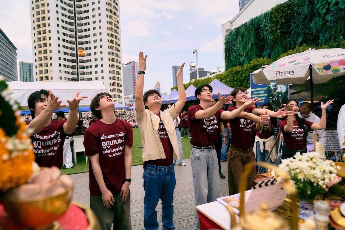 EM_Gossip's tweet photo. พลังความฮอต ‘เติ้ล - เฟิร์สวัน’ ดันซีรีส์ “เมื่อผมอยากเป็นยูทูบเบอร์แข่งกับแฟนเก่า You(r)tuber Series” ปังตั้งแต่บวงสรวง แฟนคลับรวมพลส่งกำลังใจแน่นงาน 

#YourtuberSeries
#MandeeWork 
#บวงสรวงYourTuber 
#Tle_mtm #firstone #TleFirstone

ซีรีส์ “เมื่อผมอยากเป็นยูทูบเบอร์แข่งกับแฟนเก่า You(r)tuber Series” มีกำหนดเปิดกล้องถ่ายทำเร็ว ๆ นี้ และรอติดตามชมความสนุกได้ทางช่อง One31 และชมออนไลน์เวอร์ชัน UNCUT บนแอป iQIYI (อ้ายฉีอี้) และเว็บไซต์ https://t.co/xM7cPrVn6T ที่เดียวเท่านั้น

📸 : https://t.co/VLFEAwZoos