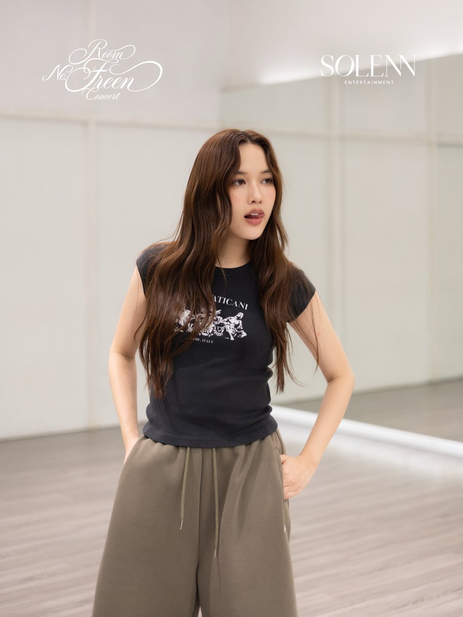 TrendForFB's tweet photo. ซ้อมคอนเสิร์ตอะไรคะนี่ฟรีน ถ้ามาแบบนี้ ใครจะไปต้านทานไหวคะ 🫠🫠🤏🏻

#RoomNumberFreen
#InTheFreenRoom
#solennEntertainment #srchafreen https://t.co/vpZar0voQL