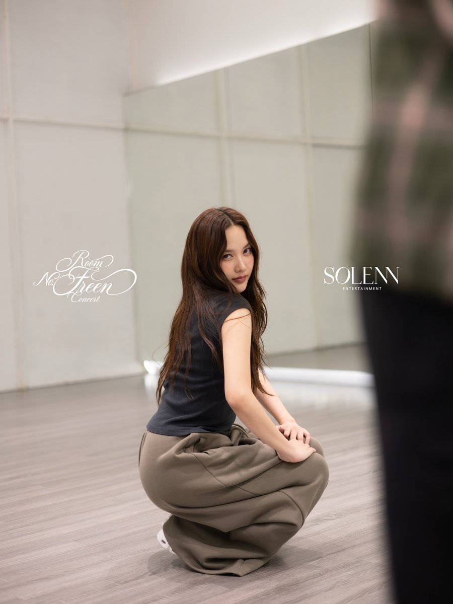 TrendForFB's tweet photo. ซ้อมคอนเสิร์ตอะไรคะนี่ฟรีน ถ้ามาแบบนี้ ใครจะไปต้านทานไหวคะ 🫠🫠🤏🏻

#RoomNumberFreen
#InTheFreenRoom
#solennEntertainment #srchafreen https://t.co/vpZar0voQL