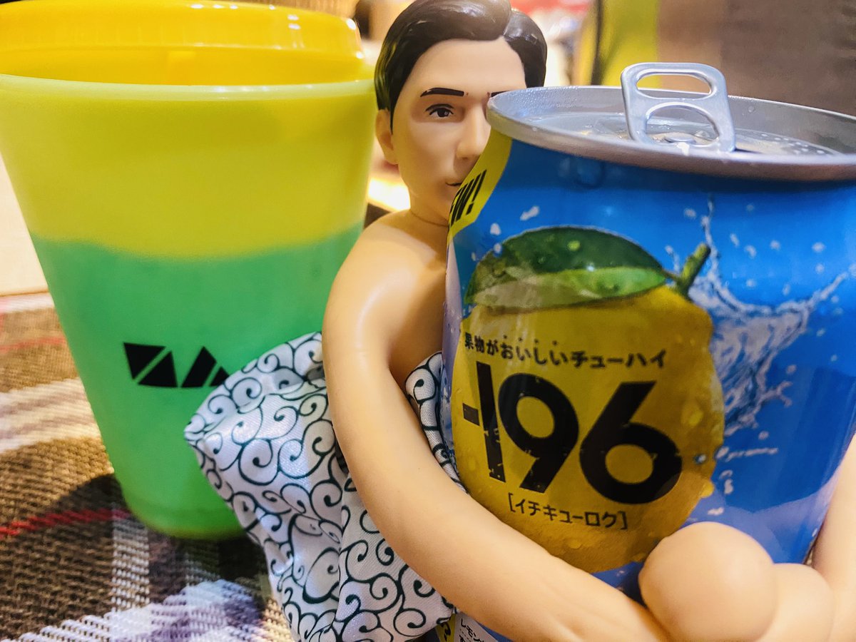 z4019uIg5u9fThm's tweet photo. お疲れ様です！
暑いですね💦
亮ちゃんも訪れたキャナルシティの
バス停にも亮ちゃん彩ちゃんいらっしゃったわ！汗だくで🚲漕いで帰ったから
🚿浴びて、夕飯作る前に😆
イチキューロクで乾杯🍻

なつかしN/Aちゃんカップに入れたから
緑に見えるけど、実際は透明です！

#錦戸亮
#イチキューロク https://t.co/ZY2emnJ8u1