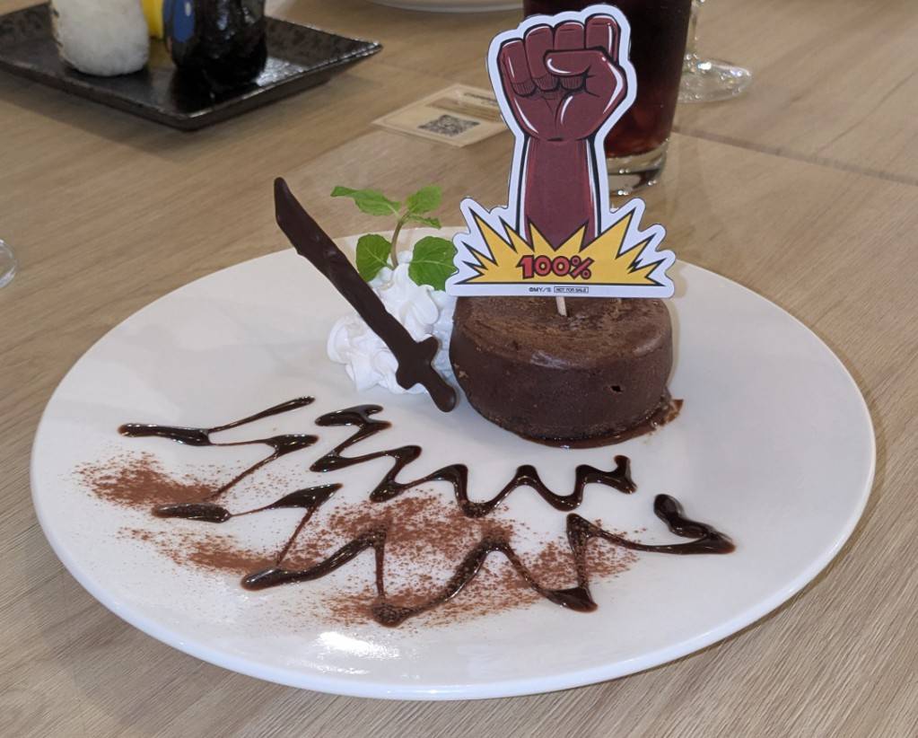 gokuo_official's tweet photo. 🍫8月オープン！ゴクオー＆カシバトルコラボカフェ『全部オススメ✨️のコーナー！！！』今回は「カカオ100%チョコケーキ」！鐘木(ベルギ)チョコの必殺技を見事再現！ケーキの中にはトロッと美味しいチョコレート！✊️僕の細かい注文にメディコスさんが頑張ってこたえてくれました！🙇‍♂ https://t.co/WvN4ggNmIK