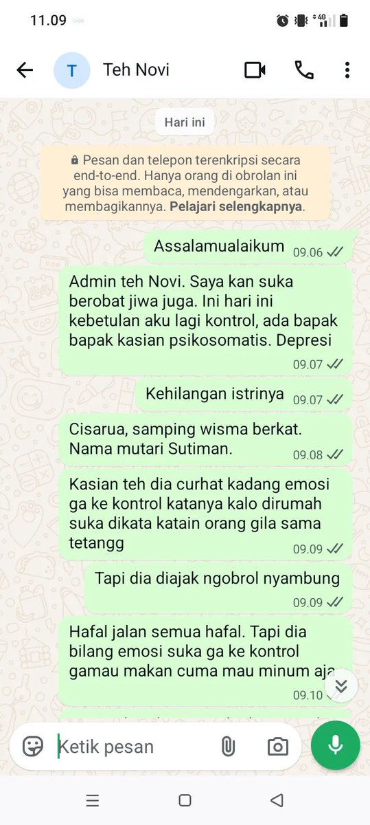 Ibupkkcerewet's tweet photo. Guys plis. Gw hari ini kontrol ke poli jiwa. Karna emang sebelumnya gw punya anxiety sama psikosomatis karna anak ke dua gw meninggal, dan emak gw juga meninggal. 

Gw ngobrol sama bapak bapak sendirian. 
Plis kalo ada yang kenal tolongin kasian banget. Gw udah chat admin teh Novi sama DM teh Novi tapi siapa tau dari sini juga banyak orang bantu atau up. 

Ngobrolnya udah agak kurang jelas kadang belelol karna faktor U.￼

Gw : Pak, mau kontrol juga? 
Bapak : Iya, (sjdbskwkeuxn)
Gw : Saya bingung pak kemarin kemarin disana polinya, sekarang pindah. 
Bapak : Iya, saya juga (sjfkappw). Emang neng kenapa? 
Gw : Gw ceritain lah gw kenapa. 
Bapak : Kalo saya parah parahnya karna istri meninggal, saya kebayang bayang istri saya sampe saya ngeliat setiap hari dia aktifitas. 
Gw : Bapak ngeliatnya jelas? 
Bapak : Jelas istri saya lagi ngapain, pertama bapak saya meninggal, ga selang berapa lama ibu saya meninggal.￼

Selang setahun istri saya meninggal, galama anak saya meninggal. 
Gw : Bapak gak ada sodara? 
Bapak : Saya anak tunggal. 
Gw : Bapak rumahnya dimana? 
Bapak : Saya dibogor. 
Gw : Kok bapak berobat kesini pak, kan jauh. 
Bapak : Kan dulu saya tinggal di jakarta, semenjak istri saya meninggal saya kerja dibogor saya pindah. 
Gw : Kejadian dari kapan pak? 
Bapak : Sudah 15 tahun yang lalu.￼

Gw : Bener sih pak, duka itu nggak pernah bisa hilang. 
Bapak : Iya saya sampe sekarang gak bisa ngapa ngapain apa apa saya emosi keinget istri saya. 
Gw : Itu yang bapak rasain apa kok bisa emosi? 
Bapak : Saya merasa hidup saya kok gini banget, sebatang kara. 
Gw : Bapak disana rumah sendiri apa ngontrak? 
Bapak : Dipinjemin orang pabrik, pada Bae sama saya. Makan juga dikasih cuman saya ngga makan. 
Gw : Ohh bapak masih kerja sekarang? Bos bapak tau keadaan bapak kaya gini?￼

Bapak : Tau dia baik banget sama saya, saya kerja gada sejam aja kalo saya kumat saya suruh pulang, gaji ngga dipotong, galon kadang sayang tendang sampe pecah. 
(Jadi si bapak ini Skizo guys, dia selalu liat alm istrinya, bayangan hitam, sama alm orangtuanya dan itu nemenin dia selama 15 tahun)
Gw : (Cerita juga lah pengalaman gw) Bapak, bapak kan maaf emosi ngga ke kontrol, bapak saya tanya terus bapak kesel ngga? 
Bapak : Nggak neng, saya seneng, karna semua orang anggap saya gila.￼

Gw : Makasih ya pak, kalo kesel ngga apa apa bapak ngomong aja saya stop. Tetangga bapak pada suka kerumah ngga? 
Bapak : Boro boro saya aja suka dibilangin ke orang orang katanya jangan kerumah yang itu katanya ada orang gilanya. 
Gw : Bapak kenapa nggak di jakarta lagi pak kan jauh kontrolnya. 
Bapak : Saya udah ngga dianggep disini, saya dianggep gila sama semua orang. 
Gw : Bapak pernah ngomong nggak kalo bapak itu sedih bukan gila. 
Bapak : Saya ngga pernah ngobrol sama orang.￼

Gw : Bapak saya kapan kapan boleh main ke rumah bapak? 
Bapak : Main aja neng, kalo neng mau saya seneng. 
Gw : Alamatnya dimana pak? (Btw nggak punya hape, dia naik bis dari Bogor ke jakarta, hapenya dibanting karna katanya di hape kayak ada muka istrinya)
Bapak : Cisarua,Bogor sebelah wisma Berkat. Saya ngga jauh dari situ, nanti tanya aja bapak bapak yang suka merenung disini semua pada tau. 
Gw : Kalo saya lagi jalan jalan ada rezeki saya kesana ya pak.￼

Bapak : Iya neng kesana, neng juga harus jalan jalan liat ikan liat kebun. 
Gw : Iya nih pak kurang jalan jalan hehe. 
(Bapak udah dipanggil giliran dia masuk ke poli, gak lama keluar) 
Sebetulnya banyak yang gw obrolin cuma intinya aja. 
Bapak : Ini jadwal kontrol saya. Mudah mudahan sama kaya neng
Gw : Sini saya Poto pak, bapak kebawah duluan aja takutnya lama ambil obat nanti saya nyusul. Bapak sehat yaa pak semangat bahagia. 
Bapak : Neng juga sehat yaa mudah mudahan ketemu lagi. (Dia dadah)￼

Udah nunggu satu setengah jem. 
Gw kebawah, gw cari cari bapaknya nggak ada, kayak nya udah pulang. Gw tanya bagian farmasi dia nggak tau juga.
Barangkali ada yang kenal, tolongin dia kesepian, bisa tolong up ke yayasan gitu. Kasian