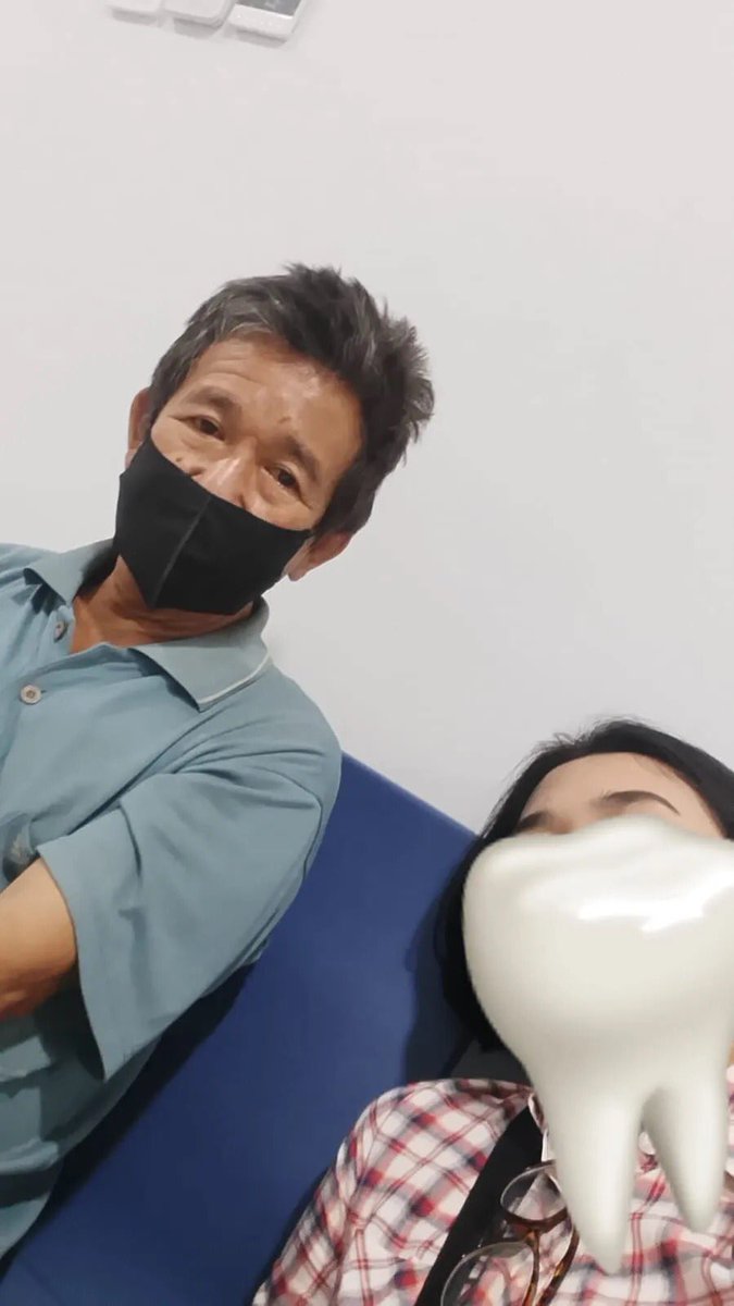 Ibupkkcerewet's tweet photo. Guys plis. Gw hari ini kontrol ke poli jiwa. Karna emang sebelumnya gw punya anxiety sama psikosomatis karna anak ke dua gw meninggal, dan emak gw juga meninggal. 

Gw ngobrol sama bapak bapak sendirian. 
Plis kalo ada yang kenal tolongin kasian banget. Gw udah chat admin teh Novi sama DM teh Novi tapi siapa tau dari sini juga banyak orang bantu atau up. 

Ngobrolnya udah agak kurang jelas kadang belelol karna faktor U.￼

Gw : Pak, mau kontrol juga? 
Bapak : Iya, (sjdbskwkeuxn)
Gw : Saya bingung pak kemarin kemarin disana polinya, sekarang pindah. 
Bapak : Iya, saya juga (sjfkappw). Emang neng kenapa? 
Gw : Gw ceritain lah gw kenapa. 
Bapak : Kalo saya parah parahnya karna istri meninggal, saya kebayang bayang istri saya sampe saya ngeliat setiap hari dia aktifitas. 
Gw : Bapak ngeliatnya jelas? 
Bapak : Jelas istri saya lagi ngapain, pertama bapak saya meninggal, ga selang berapa lama ibu saya meninggal.￼

Selang setahun istri saya meninggal, galama anak saya meninggal. 
Gw : Bapak gak ada sodara? 
Bapak : Saya anak tunggal. 
Gw : Bapak rumahnya dimana? 
Bapak : Saya dibogor. 
Gw : Kok bapak berobat kesini pak, kan jauh. 
Bapak : Kan dulu saya tinggal di jakarta, semenjak istri saya meninggal saya kerja dibogor saya pindah. 
Gw : Kejadian dari kapan pak? 
Bapak : Sudah 15 tahun yang lalu.￼

Gw : Bener sih pak, duka itu nggak pernah bisa hilang. 
Bapak : Iya saya sampe sekarang gak bisa ngapa ngapain apa apa saya emosi keinget istri saya. 
Gw : Itu yang bapak rasain apa kok bisa emosi? 
Bapak : Saya merasa hidup saya kok gini banget, sebatang kara. 
Gw : Bapak disana rumah sendiri apa ngontrak? 
Bapak : Dipinjemin orang pabrik, pada Bae sama saya. Makan juga dikasih cuman saya ngga makan. 
Gw : Ohh bapak masih kerja sekarang? Bos bapak tau keadaan bapak kaya gini?￼

Bapak : Tau dia baik banget sama saya, saya kerja gada sejam aja kalo saya kumat saya suruh pulang, gaji ngga dipotong, galon kadang sayang tendang sampe pecah. 
(Jadi si bapak ini Skizo guys, dia selalu liat alm istrinya, bayangan hitam, sama alm orangtuanya dan itu nemenin dia selama 15 tahun)
Gw : (Cerita juga lah pengalaman gw) Bapak, bapak kan maaf emosi ngga ke kontrol, bapak saya tanya terus bapak kesel ngga? 
Bapak : Nggak neng, saya seneng, karna semua orang anggap saya gila.￼

Gw : Makasih ya pak, kalo kesel ngga apa apa bapak ngomong aja saya stop. Tetangga bapak pada suka kerumah ngga? 
Bapak : Boro boro saya aja suka dibilangin ke orang orang katanya jangan kerumah yang itu katanya ada orang gilanya. 
Gw : Bapak kenapa nggak di jakarta lagi pak kan jauh kontrolnya. 
Bapak : Saya udah ngga dianggep disini, saya dianggep gila sama semua orang. 
Gw : Bapak pernah ngomong nggak kalo bapak itu sedih bukan gila. 
Bapak : Saya ngga pernah ngobrol sama orang.￼

Gw : Bapak saya kapan kapan boleh main ke rumah bapak? 
Bapak : Main aja neng, kalo neng mau saya seneng. 
Gw : Alamatnya dimana pak? (Btw nggak punya hape, dia naik bis dari Bogor ke jakarta, hapenya dibanting karna katanya di hape kayak ada muka istrinya)
Bapak : Cisarua,Bogor sebelah wisma Berkat. Saya ngga jauh dari situ, nanti tanya aja bapak bapak yang suka merenung disini semua pada tau. 
Gw : Kalo saya lagi jalan jalan ada rezeki saya kesana ya pak.￼

Bapak : Iya neng kesana, neng juga harus jalan jalan liat ikan liat kebun. 
Gw : Iya nih pak kurang jalan jalan hehe. 
(Bapak udah dipanggil giliran dia masuk ke poli, gak lama keluar) 
Sebetulnya banyak yang gw obrolin cuma intinya aja. 
Bapak : Ini jadwal kontrol saya. Mudah mudahan sama kaya neng
Gw : Sini saya Poto pak, bapak kebawah duluan aja takutnya lama ambil obat nanti saya nyusul. Bapak sehat yaa pak semangat bahagia. 
Bapak : Neng juga sehat yaa mudah mudahan ketemu lagi. (Dia dadah)￼

Udah nunggu satu setengah jem. 
Gw kebawah, gw cari cari bapaknya nggak ada, kayak nya udah pulang. Gw tanya bagian farmasi dia nggak tau juga.
Barangkali ada yang kenal, tolongin dia kesepian, bisa tolong up ke yayasan gitu. Kasian