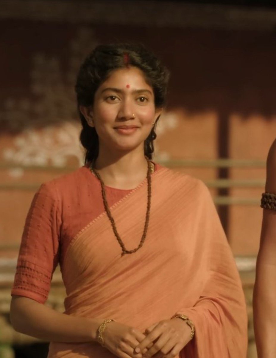 IndianAesthetik's tweet photo. rakul looks good because she is in historically accurate antariya. we are noticing how our rich clothing is sexualized for "villain" while sita by sai pallavi is in prim proper modern saree. #noticing https://t.co/nEuzi8MrQL