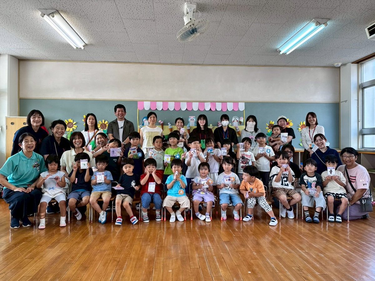sanfrecceREGINA's tweet photo. Sponsored by マイクロンメモリ ジャパン株式会社 オリジナル観戦チケット作り体験5🎨

7/16(木)、広島市立船越幼稚園で園児・保護者の皆さまと一緒に「レジーナ オリジナル観戦パスポートづくり」を開催しました✨

パスポートの顔となる表紙は、たくさんの色を使ってカラフルに🎨🌈
お気に入りの色や模様、キラキラシールを上手に取り入れながら、見ているだけでワクワクする表紙に仕上がりました📖✨

サッカーをしている自分⚽やサンチェ🐻を描いてくれた作品も👏

船越幼稚園の皆さま、スタジアムでお会いできる日を楽しみにしています🏟️⚽💜

#サンフレッチェ広島レジーナ