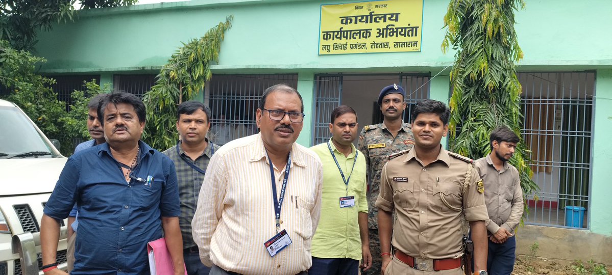 rdnewsnetwork's tweet photo. 🚨 Breaking | बिहार

सासाराम के एक इंजीनियर के ठिकानों पर EOU की रेड।

छापेमारी में करोड़ों का फ्लैट, सोने-चांदी के गहने, जमीनों के दस्तावेज और महंगी घड़ियां मिलने की जानकारी।

#EOU #Sasaram #BreakingNews https://t.co/LiwmXG8EaB