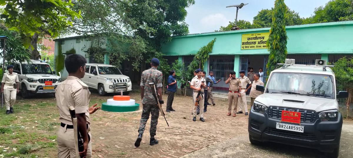 rdnewsnetwork's tweet photo. 🚨 Breaking | बिहार

सासाराम के एक इंजीनियर के ठिकानों पर EOU की रेड।

छापेमारी में करोड़ों का फ्लैट, सोने-चांदी के गहने, जमीनों के दस्तावेज और महंगी घड़ियां मिलने की जानकारी।

#EOU #Sasaram #BreakingNews https://t.co/LiwmXG8EaB
