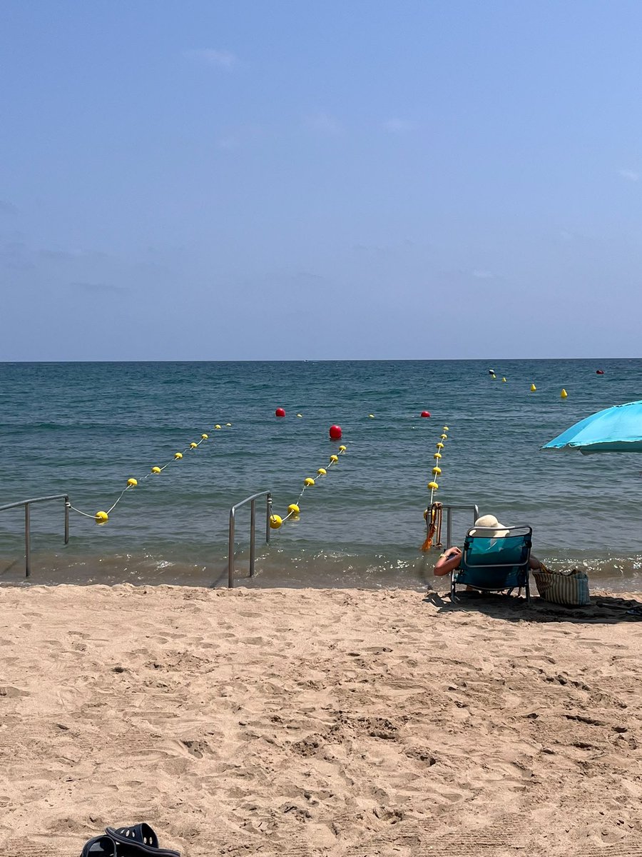 ajcambrils's tweet photo. PLATGES I TURISME |📸 Ja estan en funcionament les noves zones de bany accessible a les platges de la Llosa (davant de l'hotel ElDorado Platja) i de l'Ardiaca. Una millora que hem fet des de l'Ajuntament de Cambrils per fer el nostre litoral més inclusiu i de qualitat.

#Cambrils https://t.co/ZzQLr87XtR