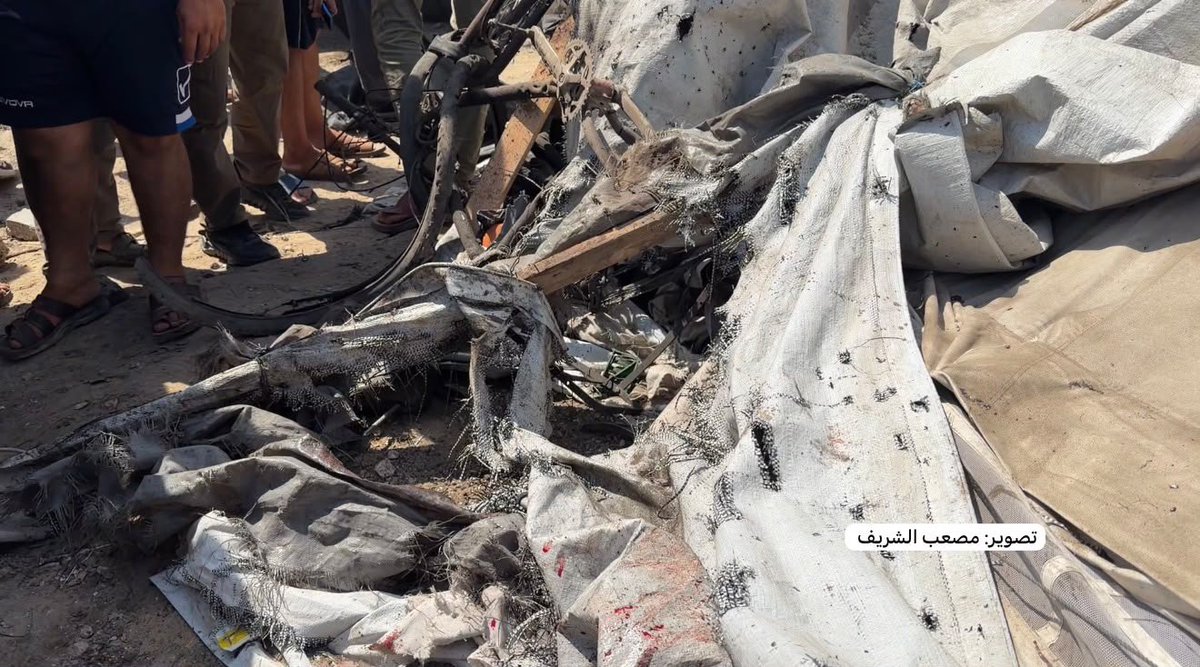 AnasAlSharif0's tweet photo. طائرات الاحتلال نفذت غارتين غرب غزة خلال دقائق قبل قليل:

- غارة استهدفت خيمة مقابل مركز القطان محيط ملعب اليرموك
- غارة قرب مفترق عبد العال بشارع الجلاء 

هناك شهداء و عدة إصابات في كلا الغارتين https://t.co/ochnVm7ODO