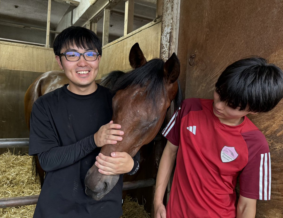nakagawaakemi's tweet photo. 今日、明日と新馬戦（スパーキングデビュー）が２鞍ずつありますが、明日の５Ｒでは、〝フクちゃん”ことドコフクカゼがデビューします‼️
小眼球症を患って生まれ、左目が見えません。
それでも競走馬にしたいという理解あるオーナーの元で育ち、ついに競走馬になる日を迎えます。
「エクワインレーシングの坂路で調教を積んでから５月20日に入厩しました。最終追い切りも併せ馬で上々の動き。時計も速かったですね。とにかく無事にデビューの日を迎えたい」と長友豊調教師。
片眼のハンデを感じさせない動きだったそうです。
「愛されて育ったぶんよく甘えますね。片側が見えないので耳でキャッチして、他の馬と同じことはできます」と山田百幸厩務員（写真左・右は鈴木太一厩務員）
カイバも他馬より食べるくらい元気一杯だと言います。
馬房の横にはファンから送られたお守りが並んでいます。
まさしく奇跡のデビュー✨
しっかり見届けたいですね。

※記事掲載についてはオーナー、調教師の許可をいただいています。