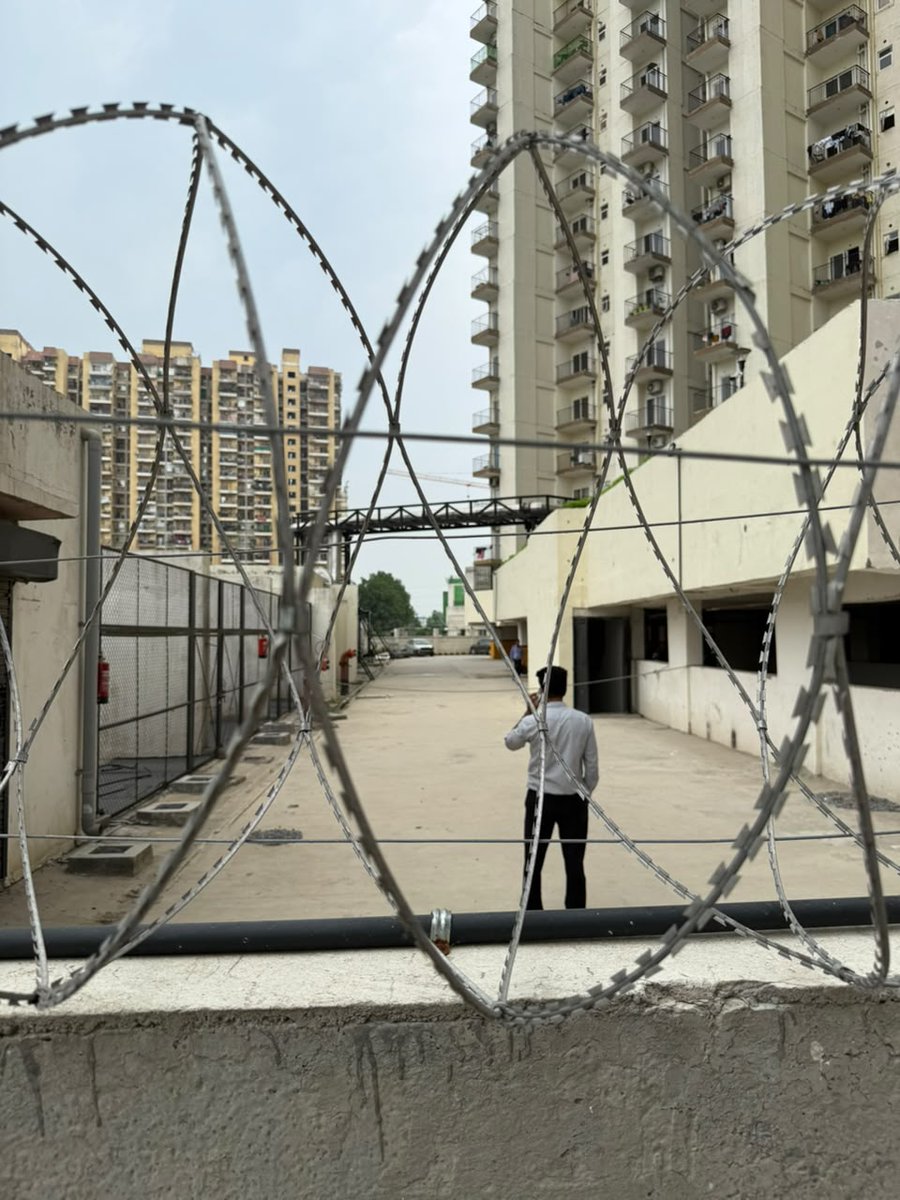 Shubham47316707's tweet photo. @OfficialNBCC @NavbharatTimes 
@MoHUA_India @TheNewspinch @TheLallantop @NewIndianXpress 
All entry/exit points must be opened immediately in Dream Valley 2 , GreaterNoida west . 
जो रास्ता बता के बेचा , वही रास्ता किया बंद । 
लोगो पर सितम कब होगा खत्म । 
NBCC होश में आओ । https://t.co/0wPlFt5965