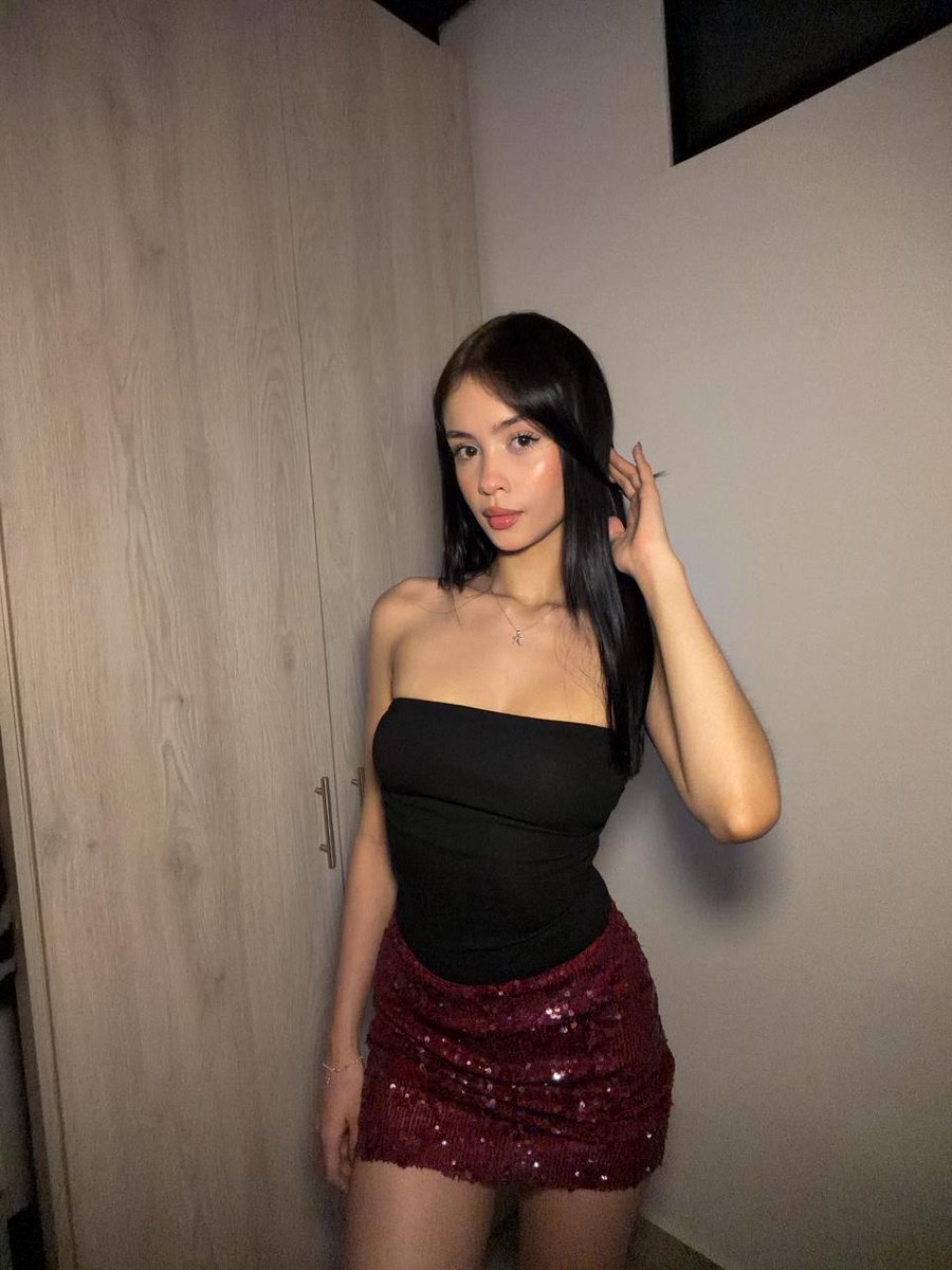 hug_me_close's tweet photo. i’m all sugar n spice until u hit me with that "get on your knees" 💅 https://t.co/9ibB9lmbnS