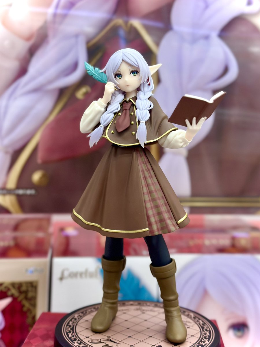 sakataotachu's tweet photo. 🕵️‍♀️新景品入荷情報🔎

葬送のフリーレン Coreful フィギュア
フリーレン～探偵ver.～

探偵風のコーディネートが可愛い✨フリーレンのプライズフィギュアが入荷しました‼️涼しげな表情と知的な佇まいが素敵です…✨
是非お早めにゲットしに来てくださいね😊

 #iクレーン酒田店  #フリーレン https://t.co/ob9Le8dOaI
