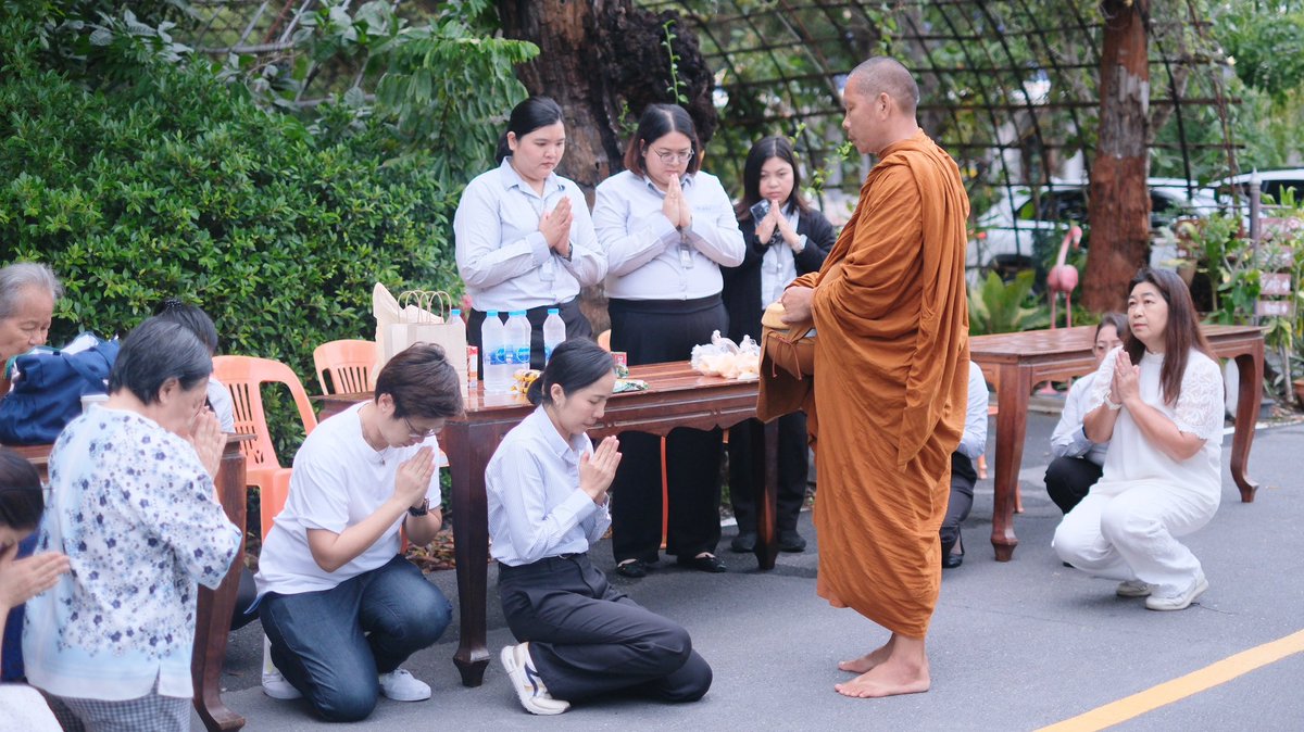PlusPropertyTH's tweet photo. 🪷 วันเข้าพรรษาปีนี้ พลัส พร็อพเพอร์ตี้ และลูกบ้าน ร่วมทำบุญตักบาตร ณ วัดป่าปทุมรัตน์ จังหวัด ปทุมธานี เพื่อร่วมสืบสานพระพุทธศาสนาและส่งต่อคุณค่าที่ดีงามให้คงอยู่ในสังคมไทย
โดยเราได้ร่วมทำบุญตักบาตร ถวายเทียนพรรษา ถวายสังฆทาน และรับฟังพระธรรมเทศนา เพื่อเติมพลังใจและน้อมนำหลักธรรมไปประยุกต์ใช้ในชีวิตประจำวัน นอกเหนือไปจากนั้น ลูกบ้านยังได้ร่วมบูชาเทียนนักษัตร เพื่อถวายให้ทางวัดนำไปหล่อเป็นเทียนพรรษาอีกด้วย
การถวายเทียนพรรษา เปรียบเสมือนการถวายแสงสว่างแห่งปัญญา เพื่อสืบทอดพระธรรมคำสอนให้คงอยู่ และเป็นเครื่องเตือนใจให้เราดำเนินชีวิตด้วยสติ ความซื่อสัตย์ และความเมตตาต่อผู้อื่น
การทำบุญไม่เพียงสร้างกุศลให้กับตนเอง แต่ยังเป็นการส่งต่อคุณค่าของความเมตตา ความเสียสละ และการอยู่ร่วมกันอย่างเกื้อกูล อันเป็นรากฐานสำคัญของสังคมไทย
ขออนุโมทนาบุญกับลูกบ้านทุกท่านที่ร่วมเป็นส่วนหนึ่งของกิจกรรมในครั้งนี้ และขออำนาจคุณพระศรีรัตนตรัยดลบันดาลให้ทุกท่านและครอบครัวประสบแต่ความสุข ความเจริญ มีสุขภาพแข็งแรง และมีความร่มเย็นเป็นสิริมงคลตลอดไป
#PlusProperty #BeautifulCommunity #วันเข้าพรรษา