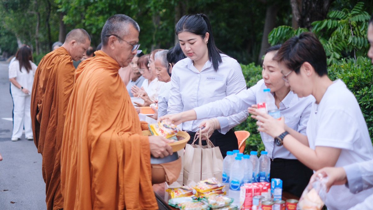 PlusPropertyTH's tweet photo. 🪷 วันเข้าพรรษาปีนี้ พลัส พร็อพเพอร์ตี้ และลูกบ้าน ร่วมทำบุญตักบาตร ณ วัดป่าปทุมรัตน์ จังหวัด ปทุมธานี เพื่อร่วมสืบสานพระพุทธศาสนาและส่งต่อคุณค่าที่ดีงามให้คงอยู่ในสังคมไทย
โดยเราได้ร่วมทำบุญตักบาตร ถวายเทียนพรรษา ถวายสังฆทาน และรับฟังพระธรรมเทศนา เพื่อเติมพลังใจและน้อมนำหลักธรรมไปประยุกต์ใช้ในชีวิตประจำวัน นอกเหนือไปจากนั้น ลูกบ้านยังได้ร่วมบูชาเทียนนักษัตร เพื่อถวายให้ทางวัดนำไปหล่อเป็นเทียนพรรษาอีกด้วย
การถวายเทียนพรรษา เปรียบเสมือนการถวายแสงสว่างแห่งปัญญา เพื่อสืบทอดพระธรรมคำสอนให้คงอยู่ และเป็นเครื่องเตือนใจให้เราดำเนินชีวิตด้วยสติ ความซื่อสัตย์ และความเมตตาต่อผู้อื่น
การทำบุญไม่เพียงสร้างกุศลให้กับตนเอง แต่ยังเป็นการส่งต่อคุณค่าของความเมตตา ความเสียสละ และการอยู่ร่วมกันอย่างเกื้อกูล อันเป็นรากฐานสำคัญของสังคมไทย
ขออนุโมทนาบุญกับลูกบ้านทุกท่านที่ร่วมเป็นส่วนหนึ่งของกิจกรรมในครั้งนี้ และขออำนาจคุณพระศรีรัตนตรัยดลบันดาลให้ทุกท่านและครอบครัวประสบแต่ความสุข ความเจริญ มีสุขภาพแข็งแรง และมีความร่มเย็นเป็นสิริมงคลตลอดไป
#PlusProperty #BeautifulCommunity #วันเข้าพรรษา