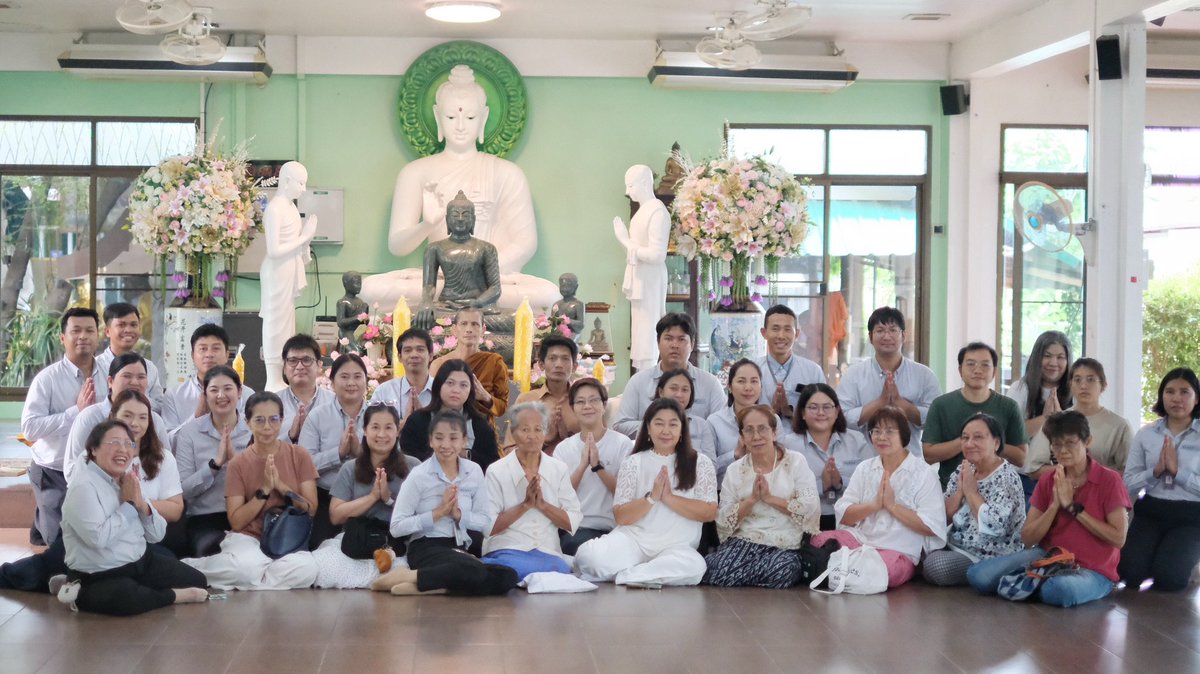PlusPropertyTH's tweet photo. 🪷 วันเข้าพรรษาปีนี้ พลัส พร็อพเพอร์ตี้ และลูกบ้าน ร่วมทำบุญตักบาตร ณ วัดป่าปทุมรัตน์ จังหวัด ปทุมธานี เพื่อร่วมสืบสานพระพุทธศาสนาและส่งต่อคุณค่าที่ดีงามให้คงอยู่ในสังคมไทย
โดยเราได้ร่วมทำบุญตักบาตร ถวายเทียนพรรษา ถวายสังฆทาน และรับฟังพระธรรมเทศนา เพื่อเติมพลังใจและน้อมนำหลักธรรมไปประยุกต์ใช้ในชีวิตประจำวัน นอกเหนือไปจากนั้น ลูกบ้านยังได้ร่วมบูชาเทียนนักษัตร เพื่อถวายให้ทางวัดนำไปหล่อเป็นเทียนพรรษาอีกด้วย
การถวายเทียนพรรษา เปรียบเสมือนการถวายแสงสว่างแห่งปัญญา เพื่อสืบทอดพระธรรมคำสอนให้คงอยู่ และเป็นเครื่องเตือนใจให้เราดำเนินชีวิตด้วยสติ ความซื่อสัตย์ และความเมตตาต่อผู้อื่น
การทำบุญไม่เพียงสร้างกุศลให้กับตนเอง แต่ยังเป็นการส่งต่อคุณค่าของความเมตตา ความเสียสละ และการอยู่ร่วมกันอย่างเกื้อกูล อันเป็นรากฐานสำคัญของสังคมไทย
ขออนุโมทนาบุญกับลูกบ้านทุกท่านที่ร่วมเป็นส่วนหนึ่งของกิจกรรมในครั้งนี้ และขออำนาจคุณพระศรีรัตนตรัยดลบันดาลให้ทุกท่านและครอบครัวประสบแต่ความสุข ความเจริญ มีสุขภาพแข็งแรง และมีความร่มเย็นเป็นสิริมงคลตลอดไป
#PlusProperty #BeautifulCommunity #วันเข้าพรรษา